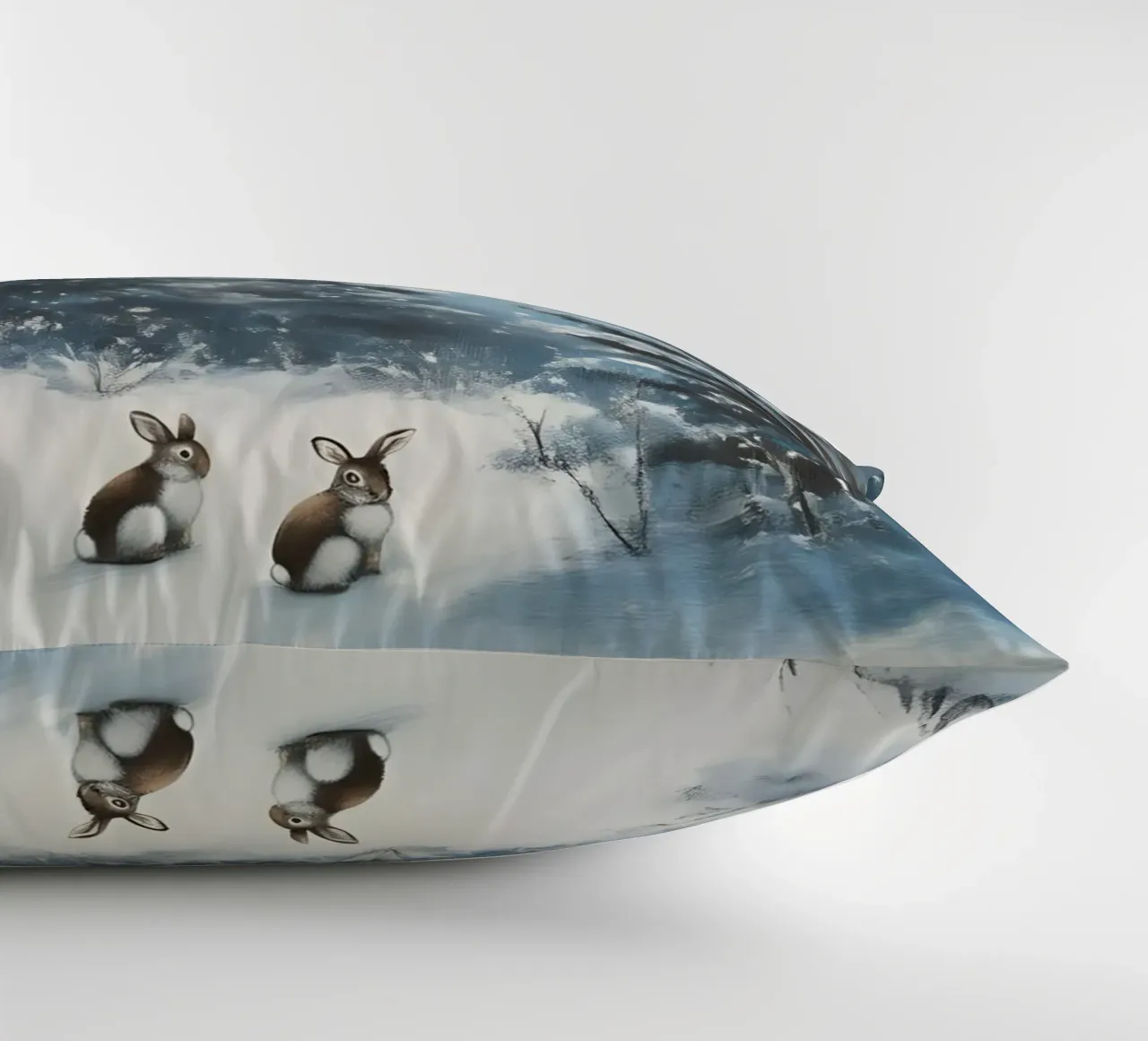 Poster invernale con lepri in una foresta innevata cuscino da Studio Vibe