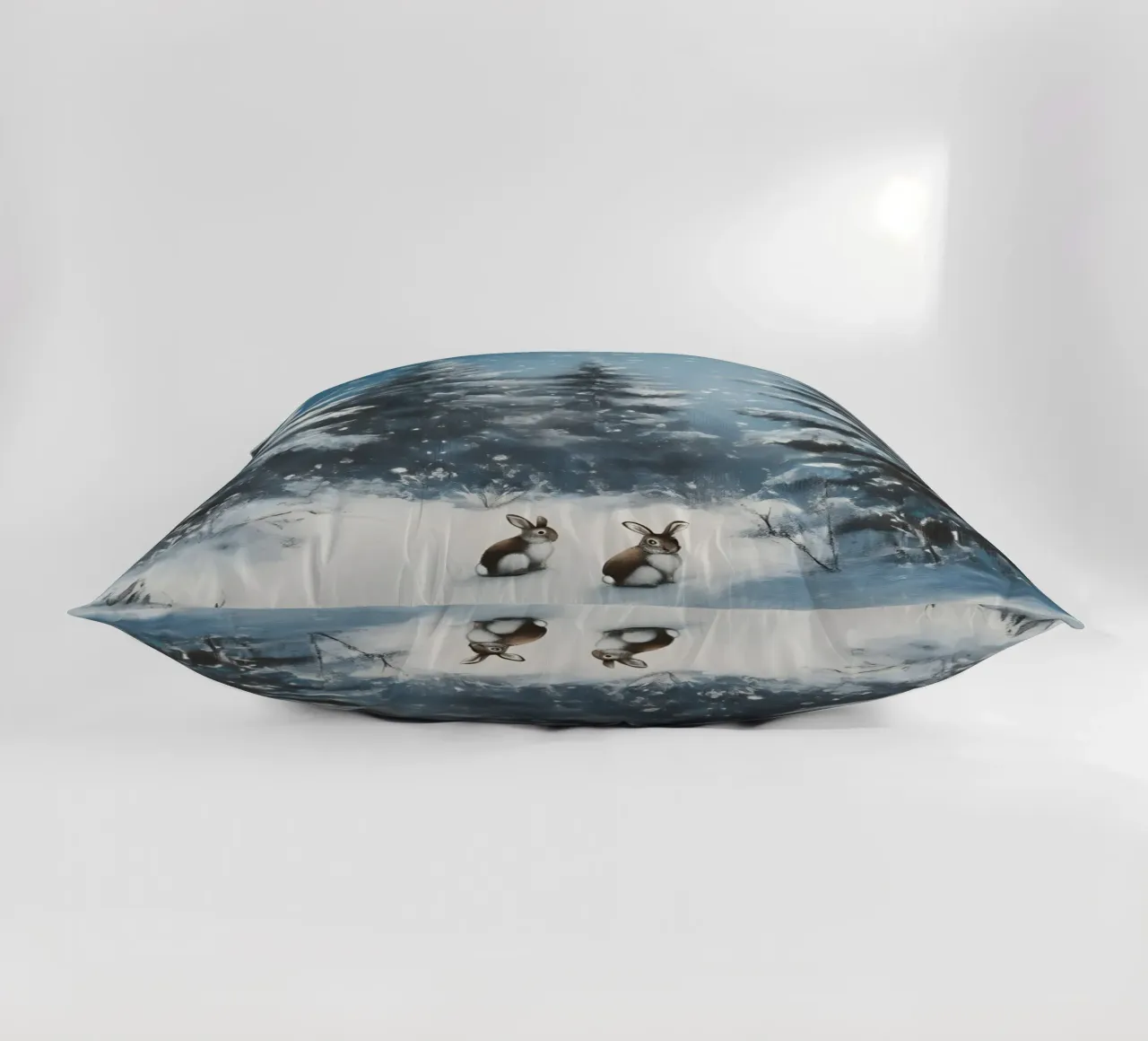 Poster invernale con lepri in una foresta innevata cuscino da Studio Vibe