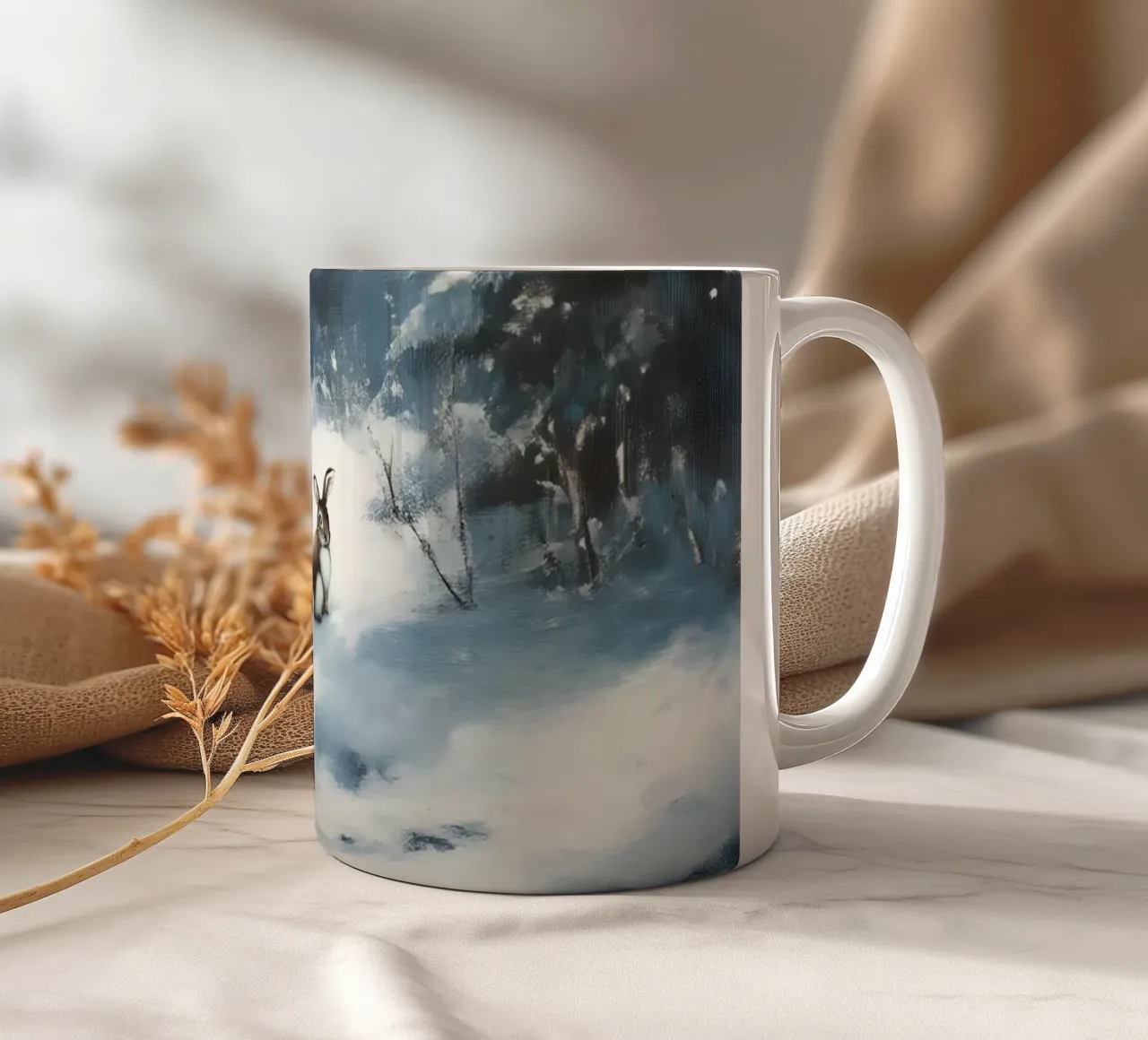 Poster invernale con lepri in una foresta innevata tazza in ceramica da Studio Vibe