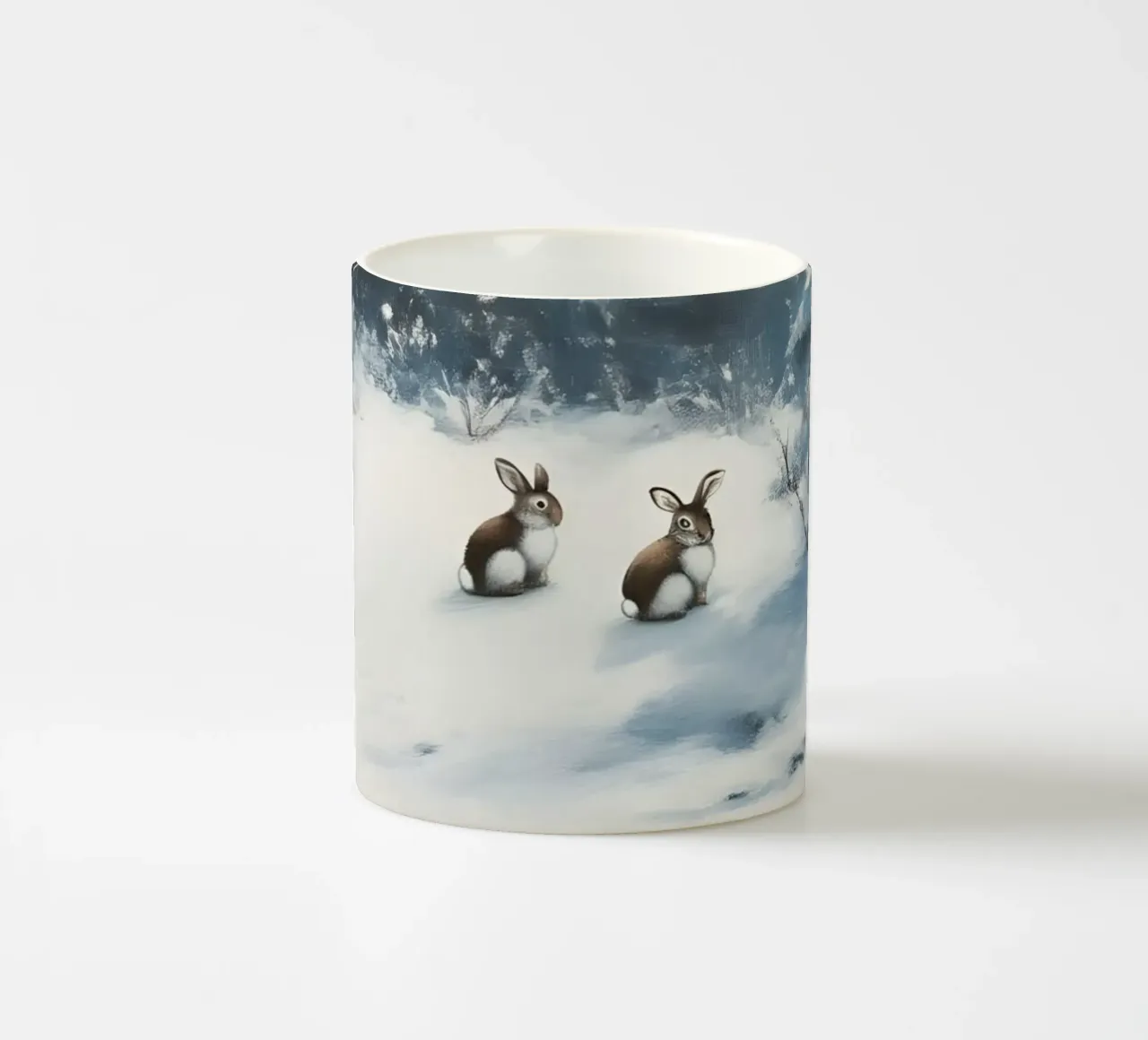 Poster invernale con lepri in una foresta innevata tazza in ceramica da Studio Vibe