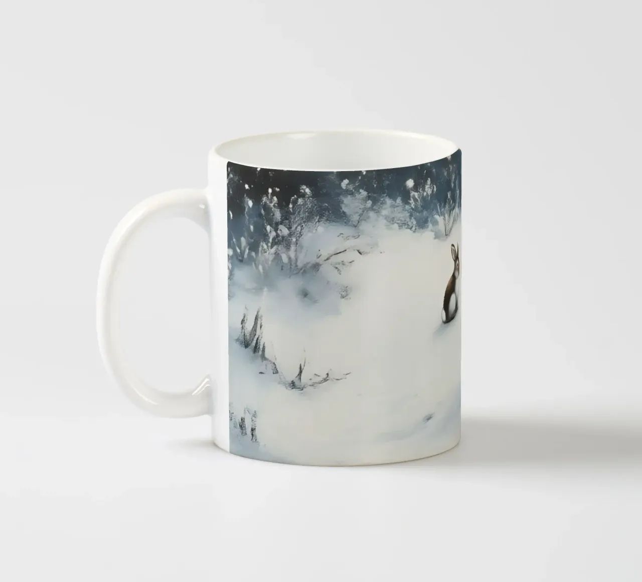 Poster invernale con lepri in una foresta innevata tazza in ceramica da Studio Vibe