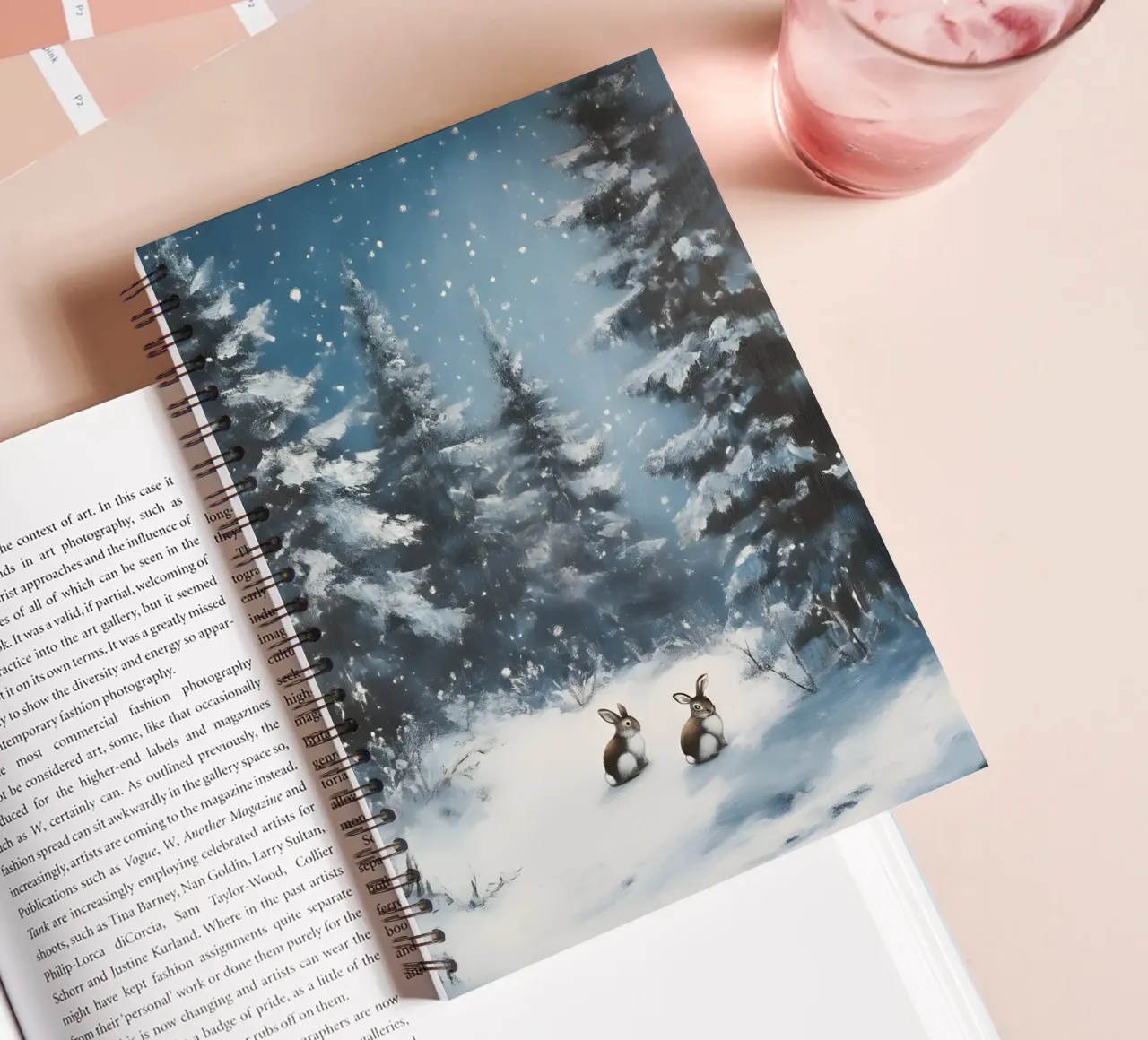 Poster invernale con lepri in una foresta innevata diario ad anelli da Studio Vibe