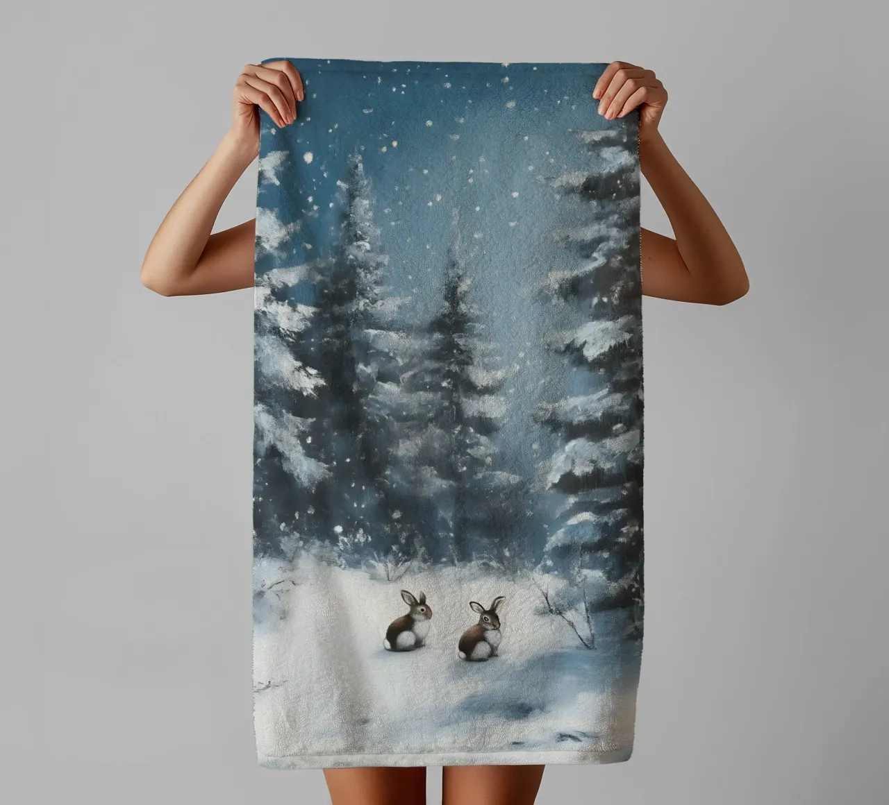 Poster invernale con lepri in una foresta innevata asciugamano da bagno da Studio Vibe