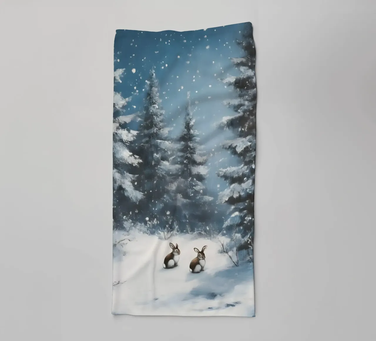 Poster invernale con lepri in una foresta innevata asciugamano da bagno da Studio Vibe