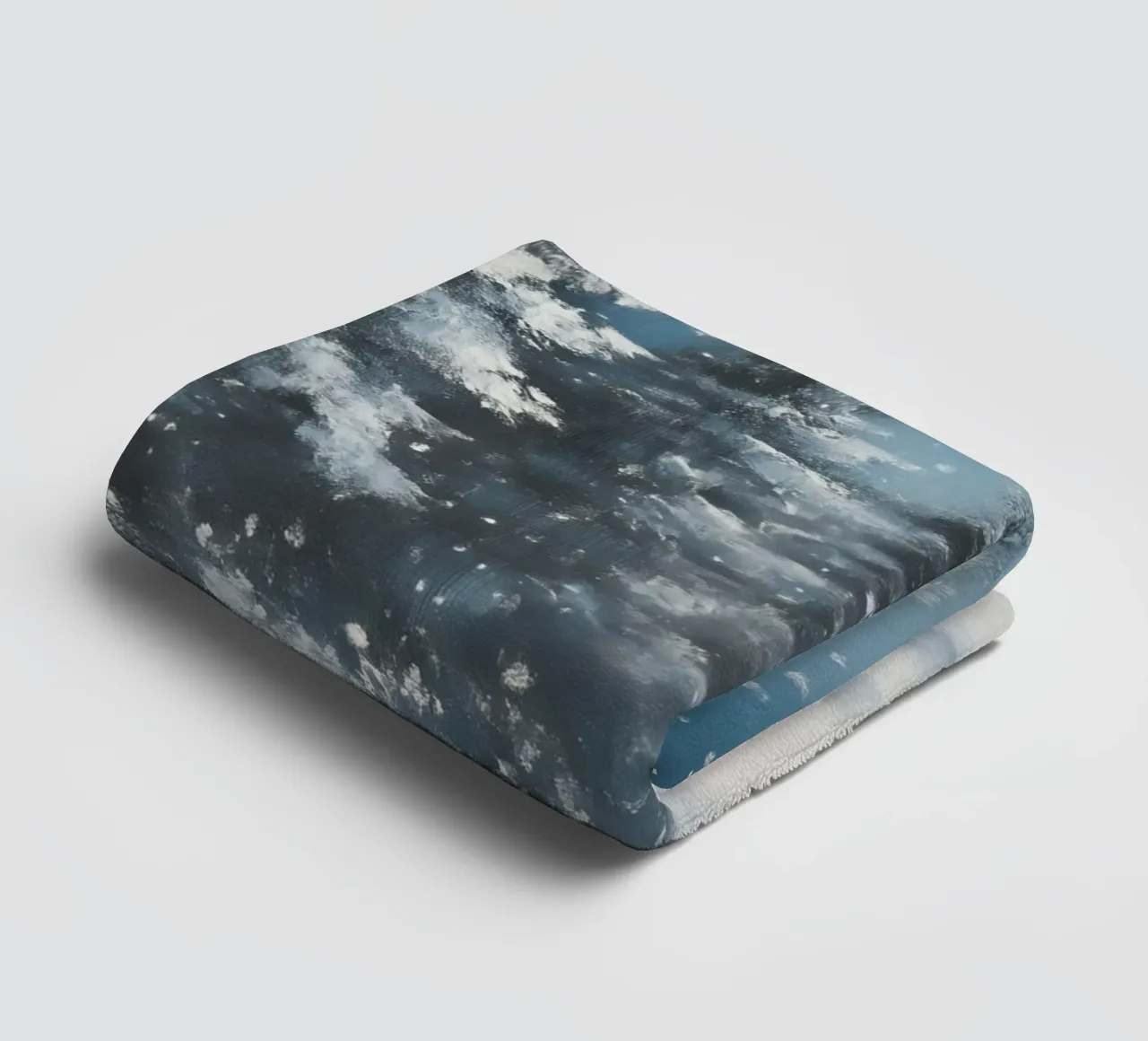 Poster invernale con lepri in una foresta innevata asciugamano da bagno da Studio Vibe