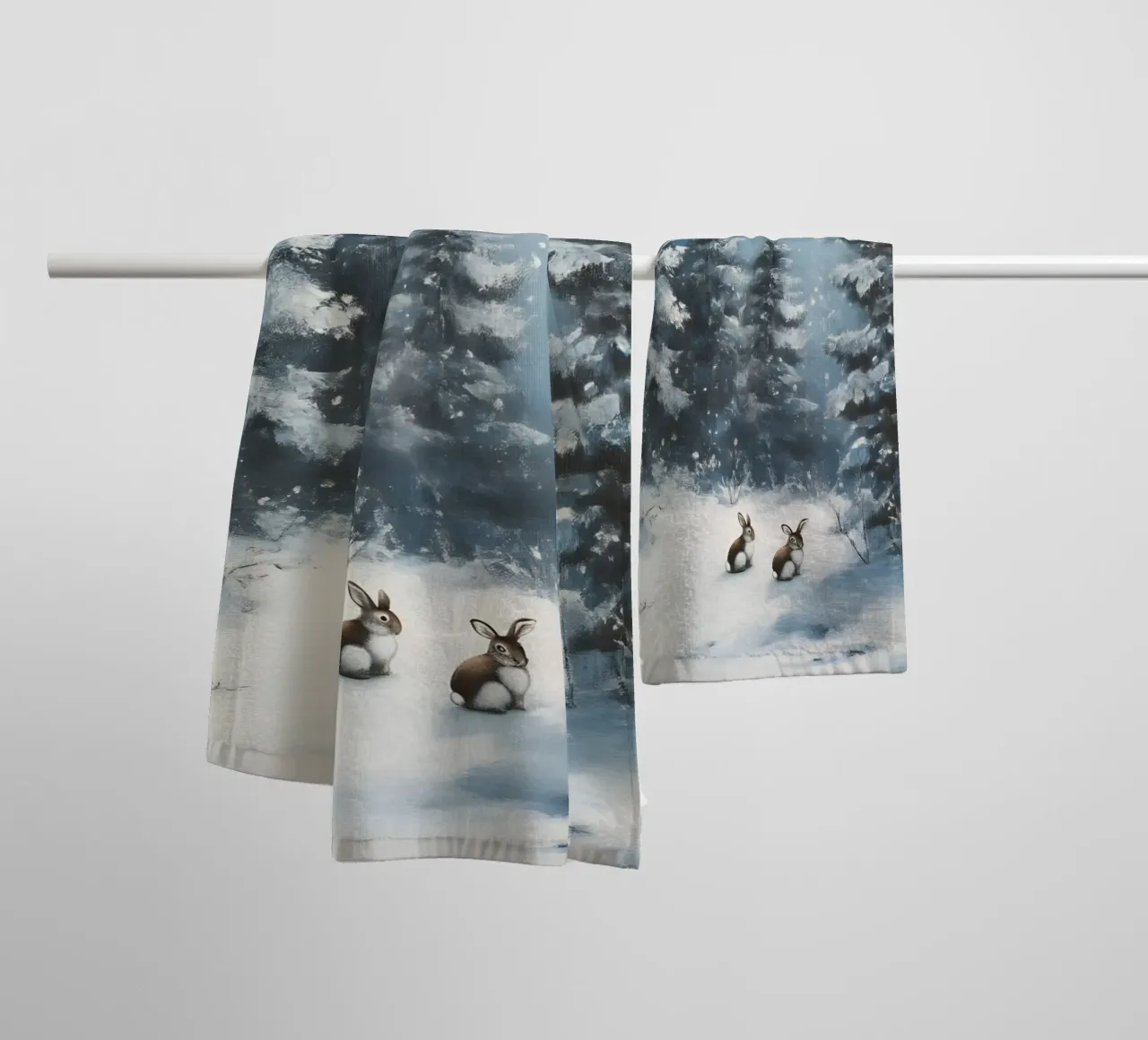 Poster invernale con lepri in una foresta innevata asciugamano da bagno da Studio Vibe