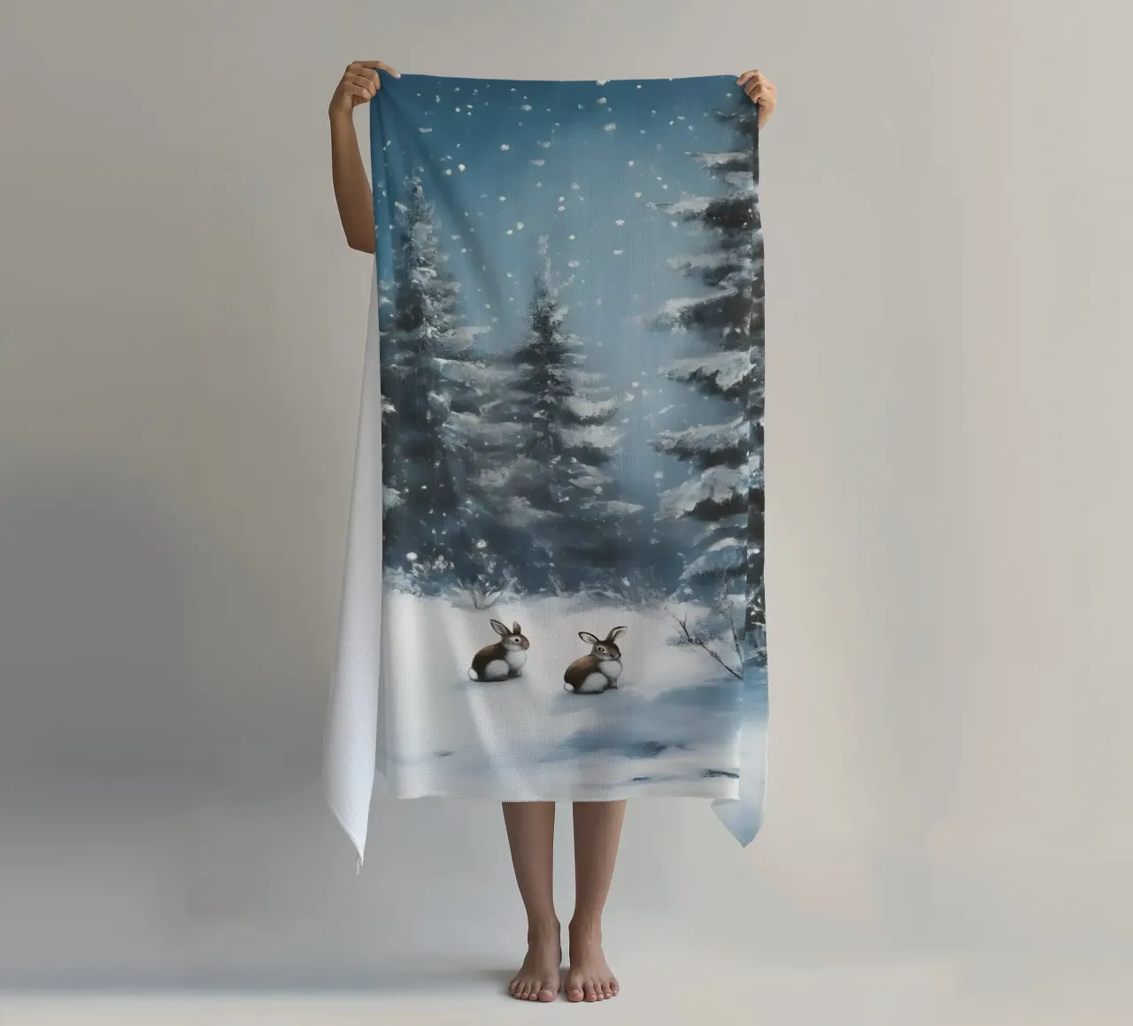 Poster invernale con lepri in una foresta innevata telo mare da Studio Vibe