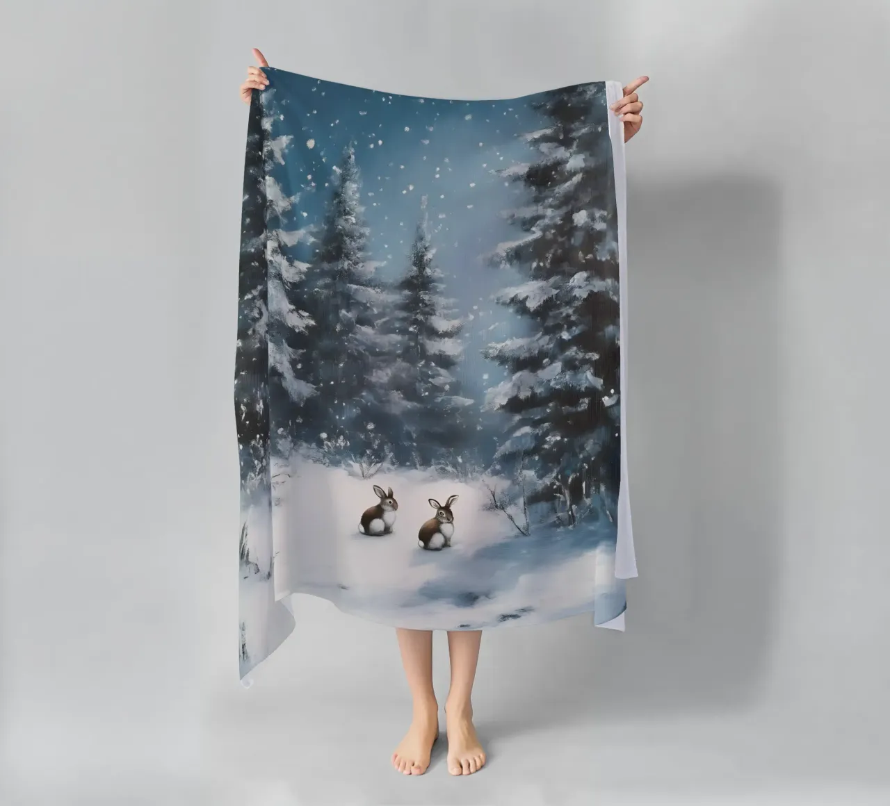 Poster invernale con lepri in una foresta innevata telo mare da Studio Vibe