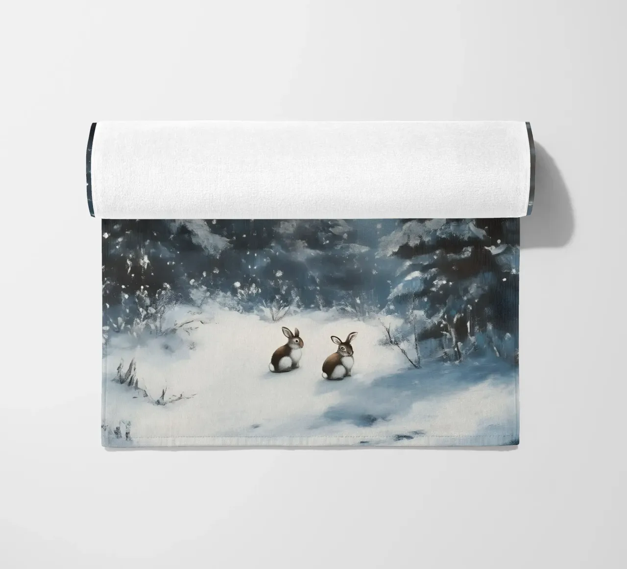Poster invernale con lepri in una foresta innevata telo mare da Studio Vibe