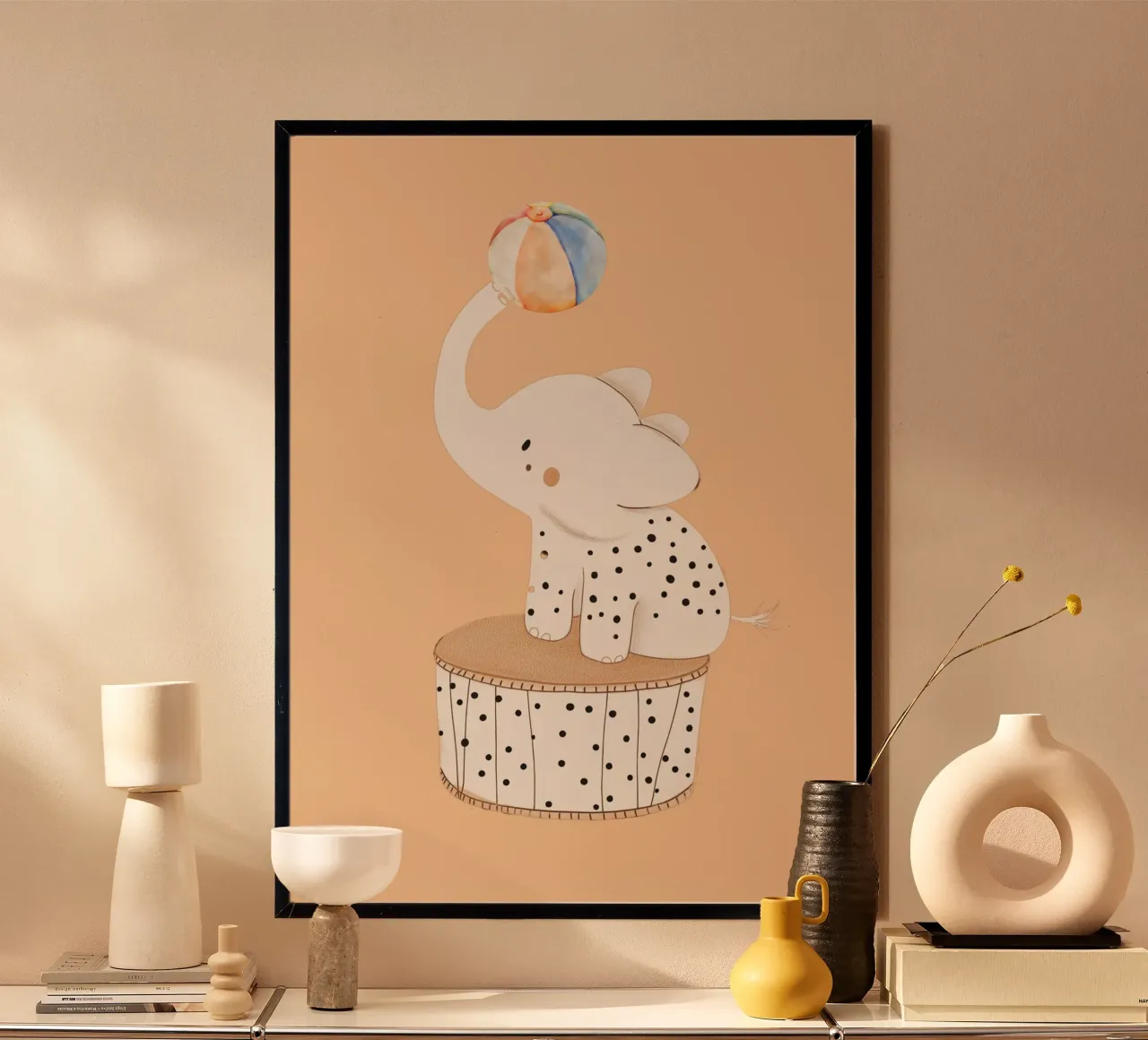 Poster con elefante del circo con palla poster con telaio in alluminio da vintagepod