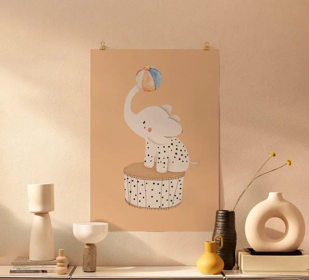Poster con elefante del circo con palla poster con telaio in alluminio da vintagepod