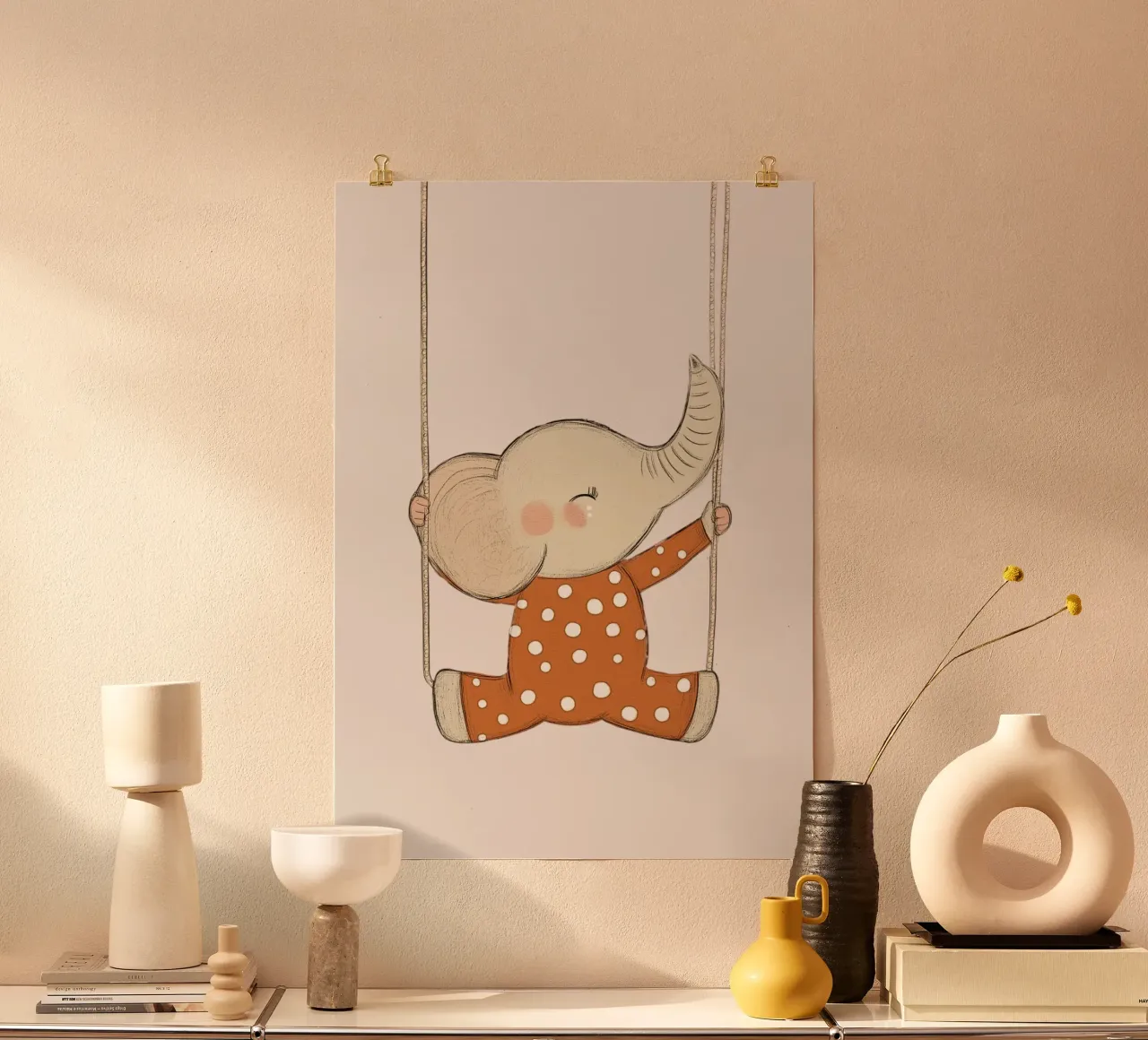 Poster per la cameretta con un simpatico elefante sull'altalena poster con telaio in alluminio da vintagepod
