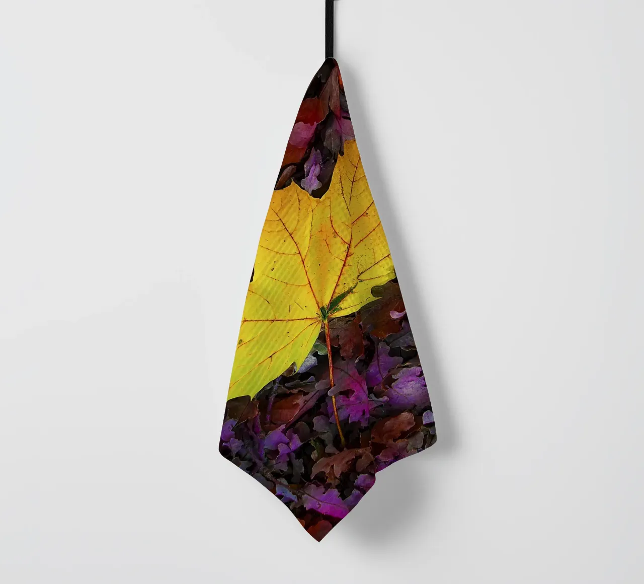 Feuille jaune sur feuillage violet - Nature Photo Print torchon de jay