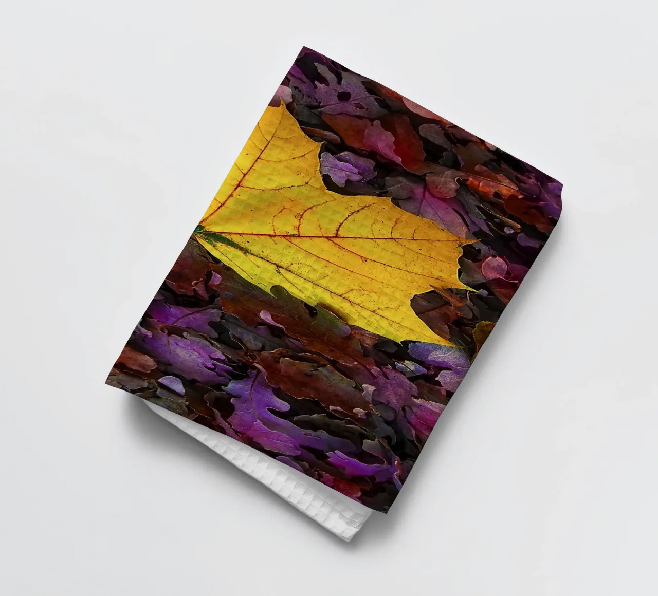 Feuille jaune sur feuillage violet - Nature Photo Print torchon de jay
