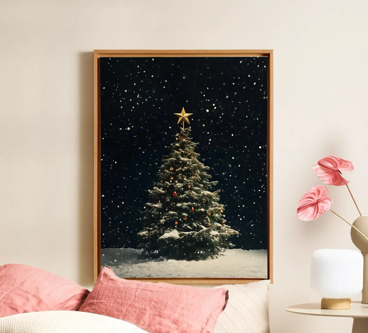 Albero di Natale decorato a festa nella neve sotto le stelle tela con Cornice a cassetta da Studio Vibe