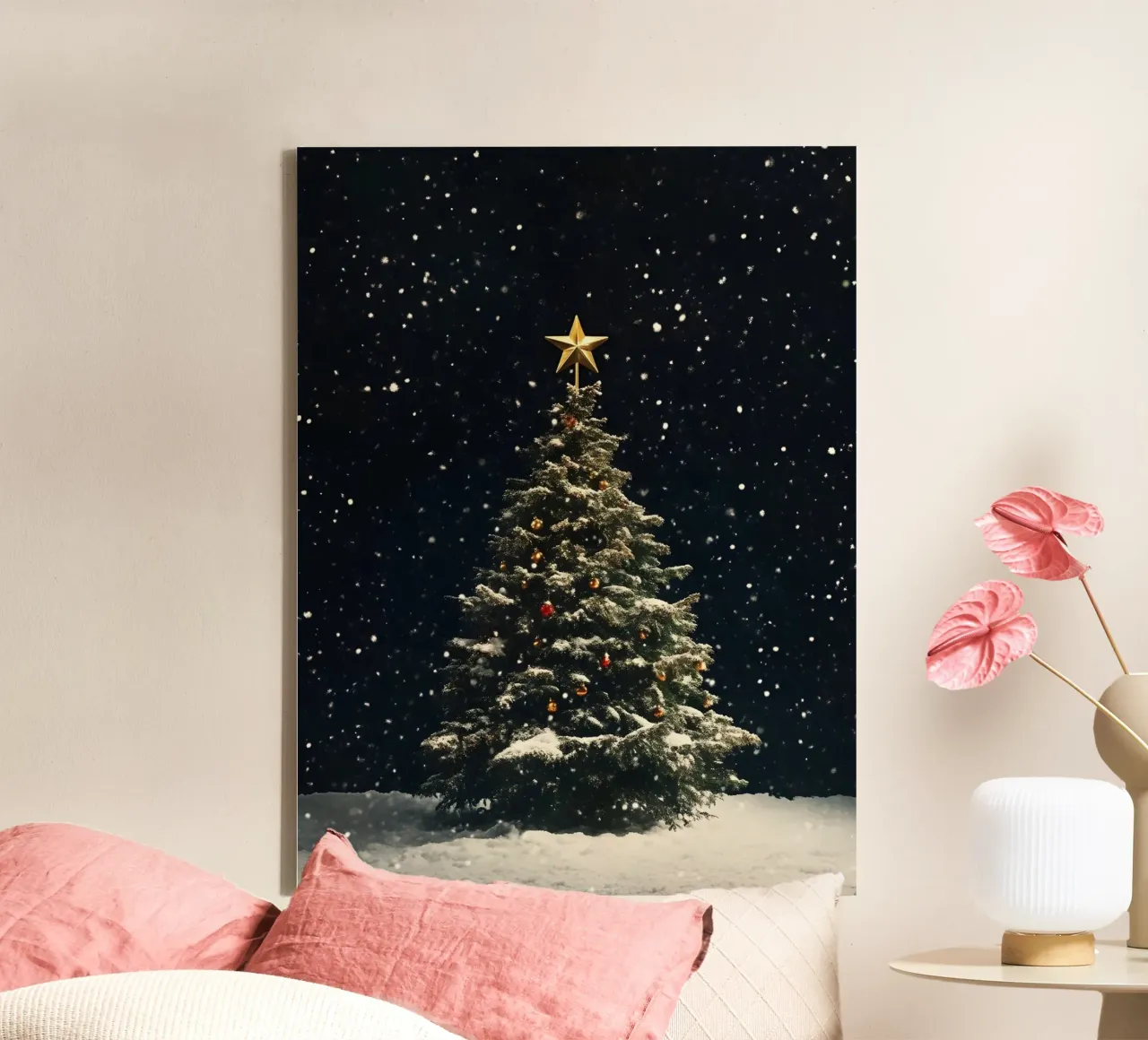 Albero di Natale decorato a festa nella neve sotto le stelle tela con Cornice a cassetta da Studio Vibe