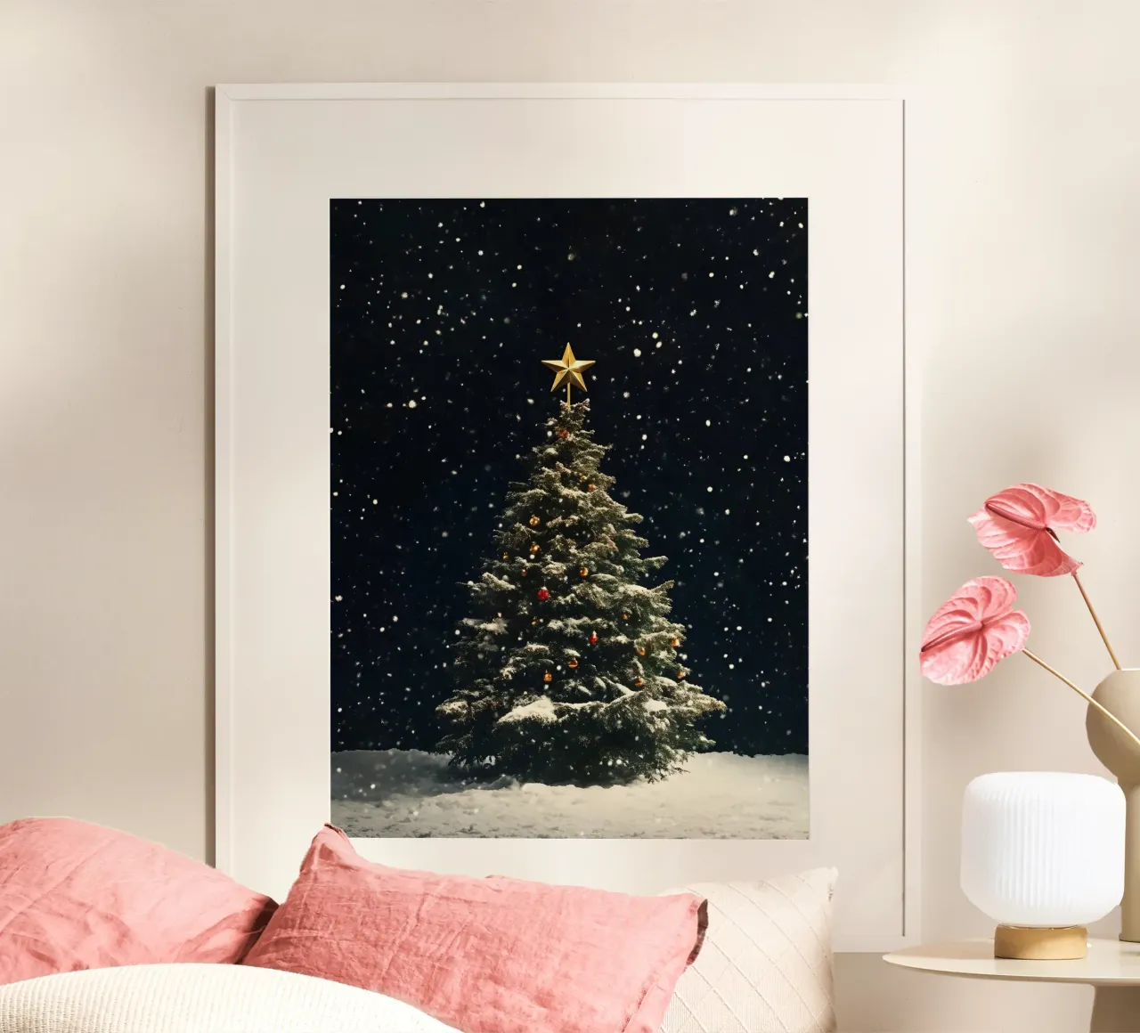 Albero di Natale decorato a festa nella neve sotto le stelle poster da Studio Vibe