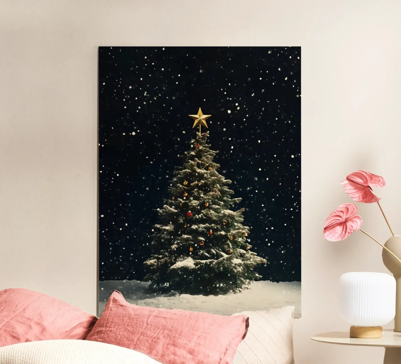 Albero di Natale decorato a festa nella neve sotto le stelle poster da Studio Vibe