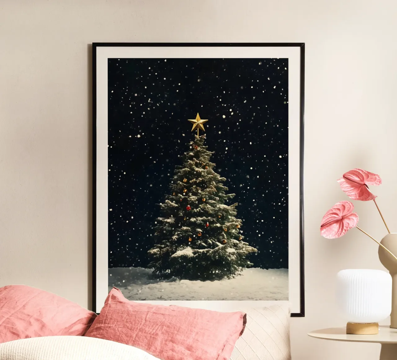Albero di Natale decorato a festa nella neve sotto le stelle poster da Studio Vibe