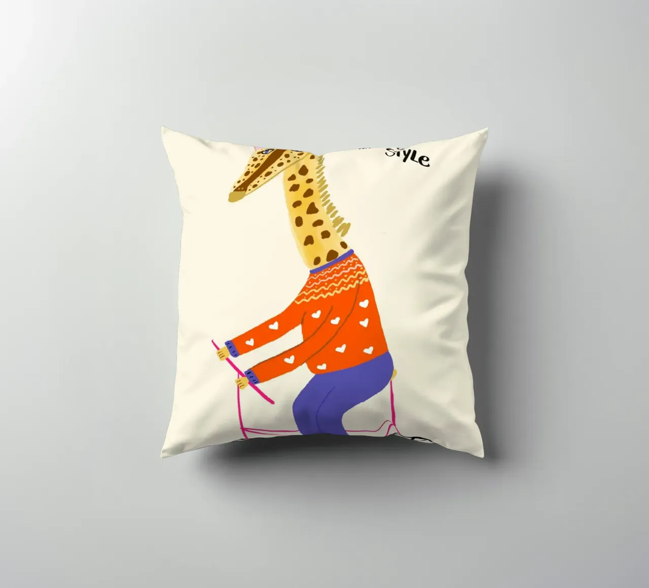 Giraffa in bicicletta: "In alto con stile". cuscino da vintagepod