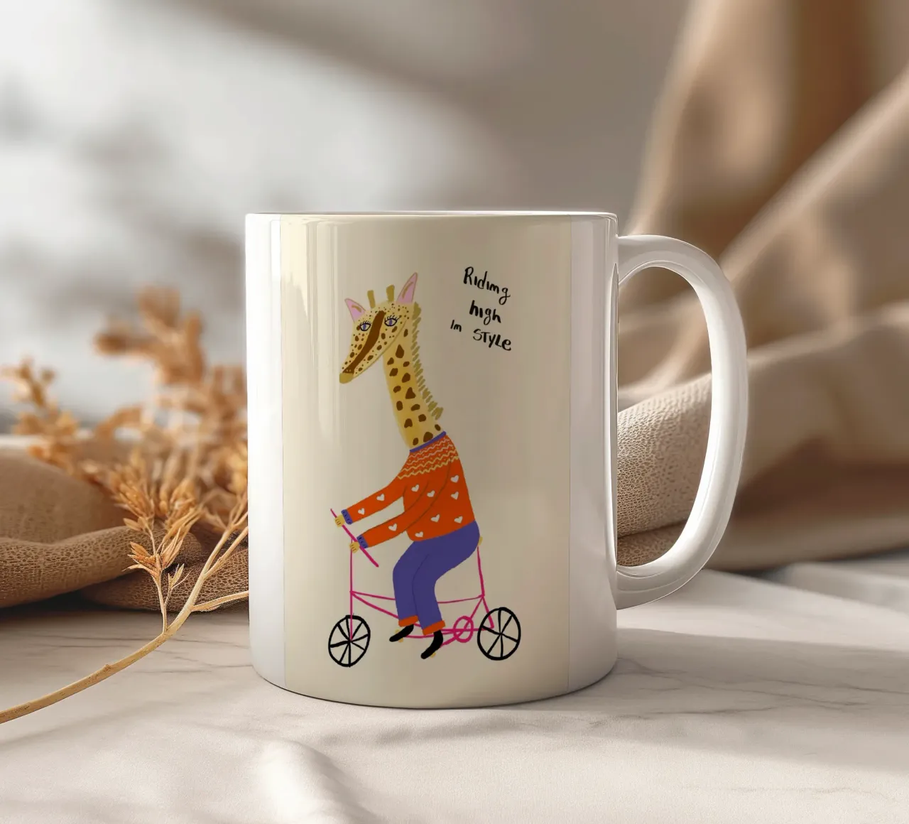 Giraffa in bicicletta: "In alto con stile". tazza in ceramica da vintagepod