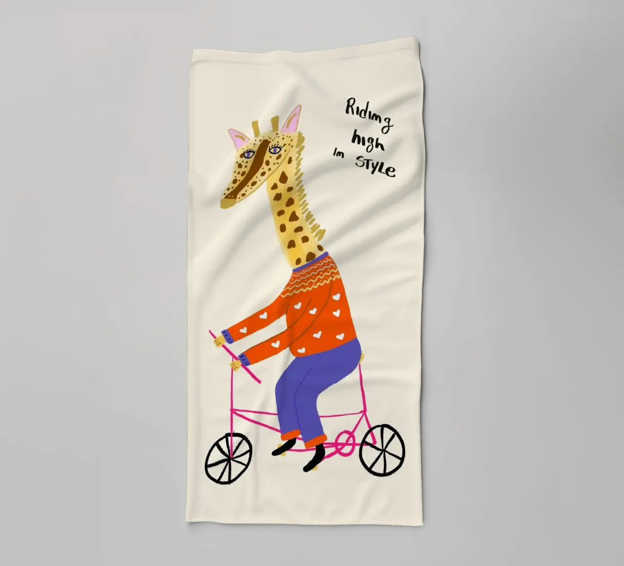 Giraffa in bicicletta: "In alto con stile". asciugamano da bagno da vintagepod