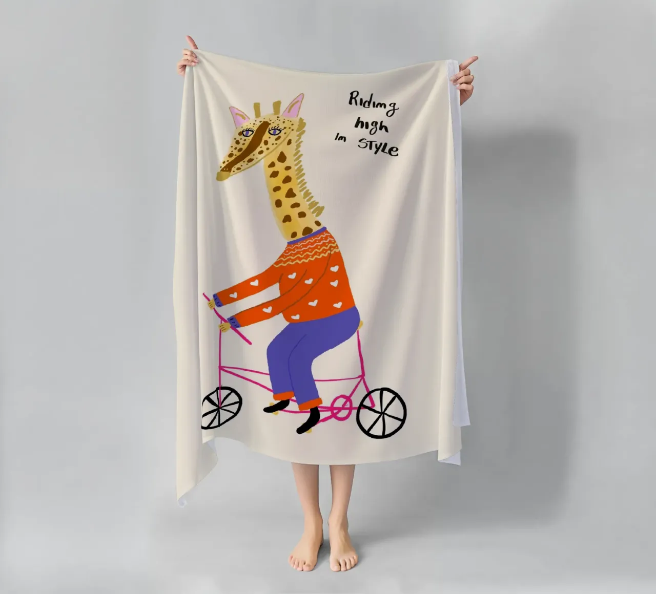 Giraffa in bicicletta: "In alto con stile". telo mare da vintagepod