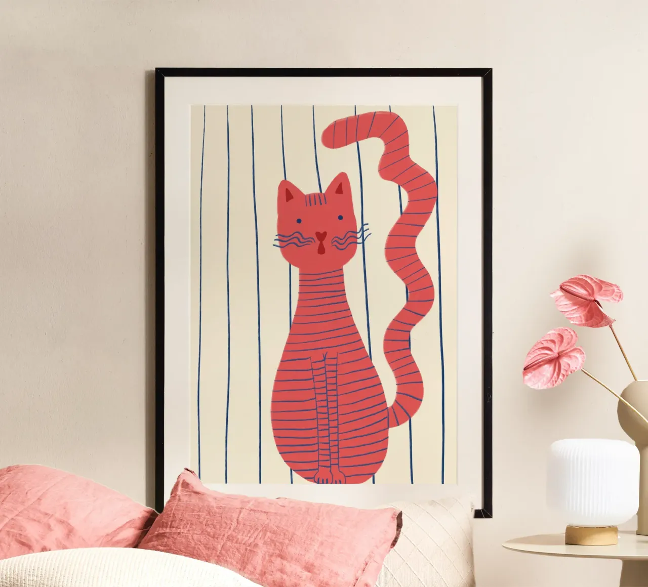 Gatto a righe Poster minimalista rosso e blu poster con telaio in legno da vintagepod