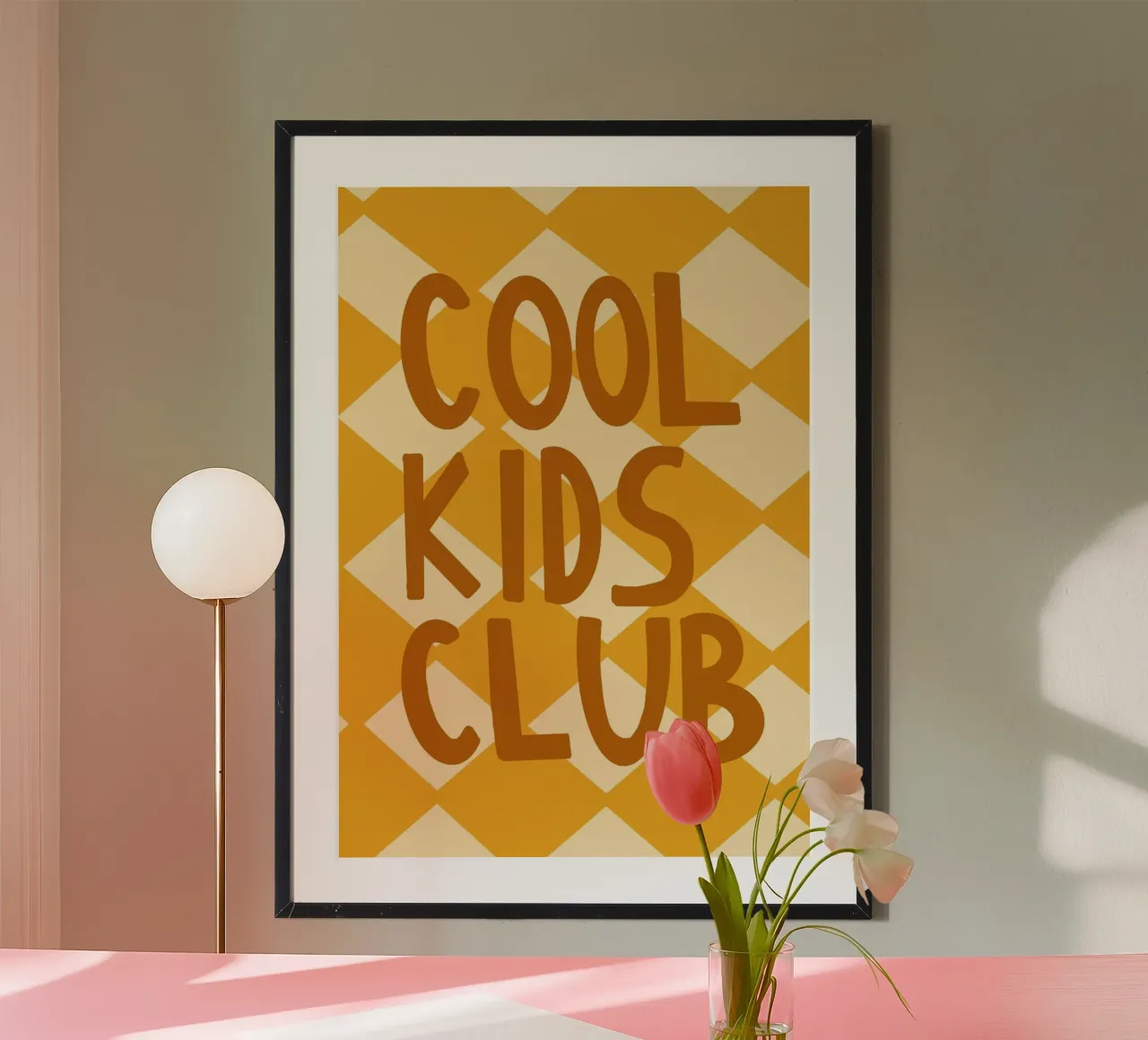 Poster tipografico retrò "Cool Kids Club" per la camera dei bambini poster con telaio in alluminio da vintagepod