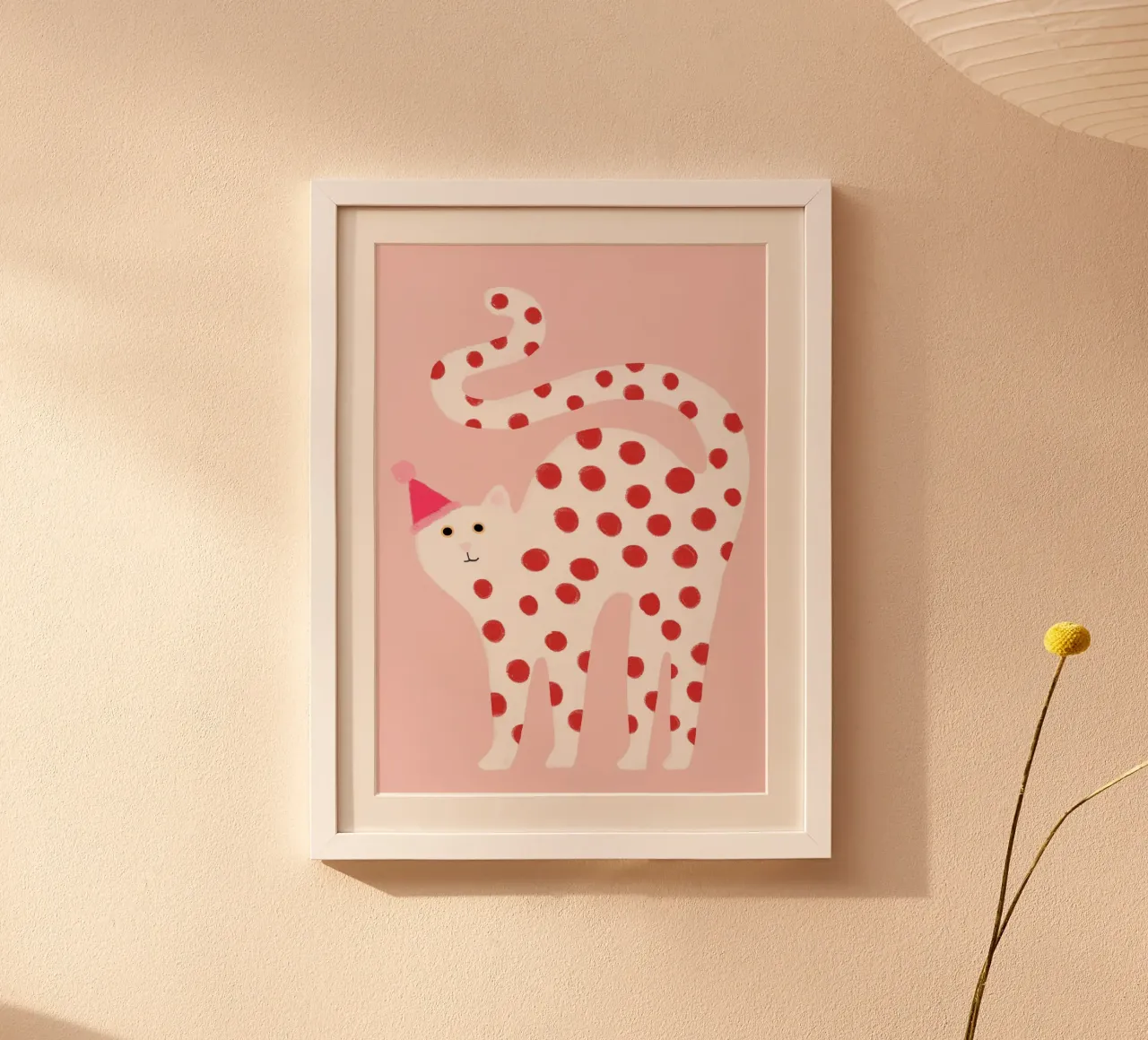 Stampa d'arte di un simpatico gatto a pois con cappello da festa poster con telaio in plastica da vintagepod
