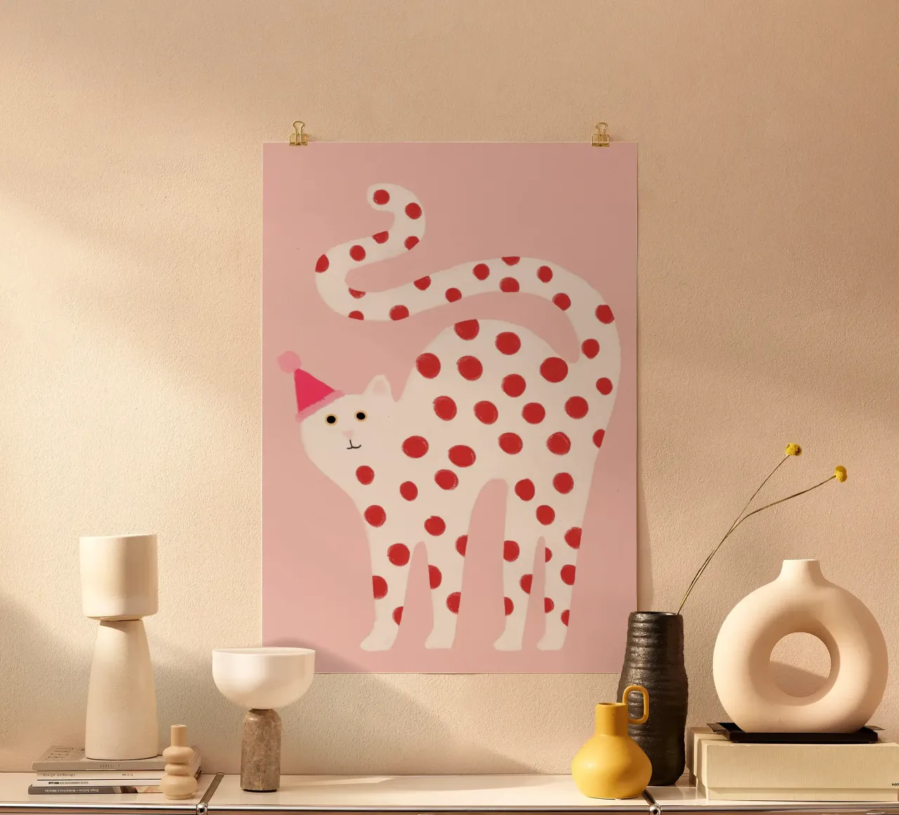 Stampa d'arte di un simpatico gatto a pois con cappello da festa poster con telaio in plastica da vintagepod