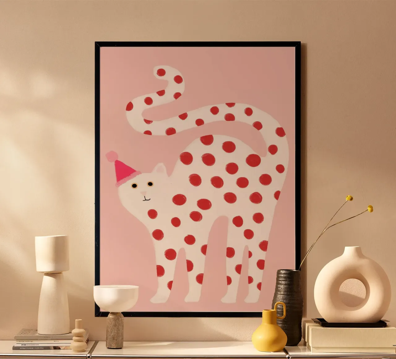 Stampa d'arte di un simpatico gatto a pois con cappello da festa poster con telaio in plastica da vintagepod