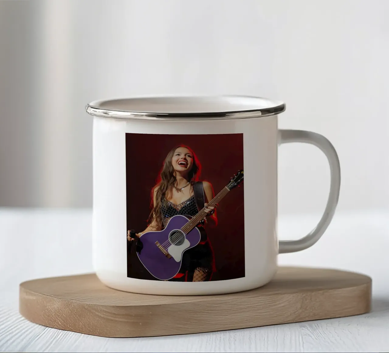 Olivia Rodrigo tazza in smalto da Low poly art