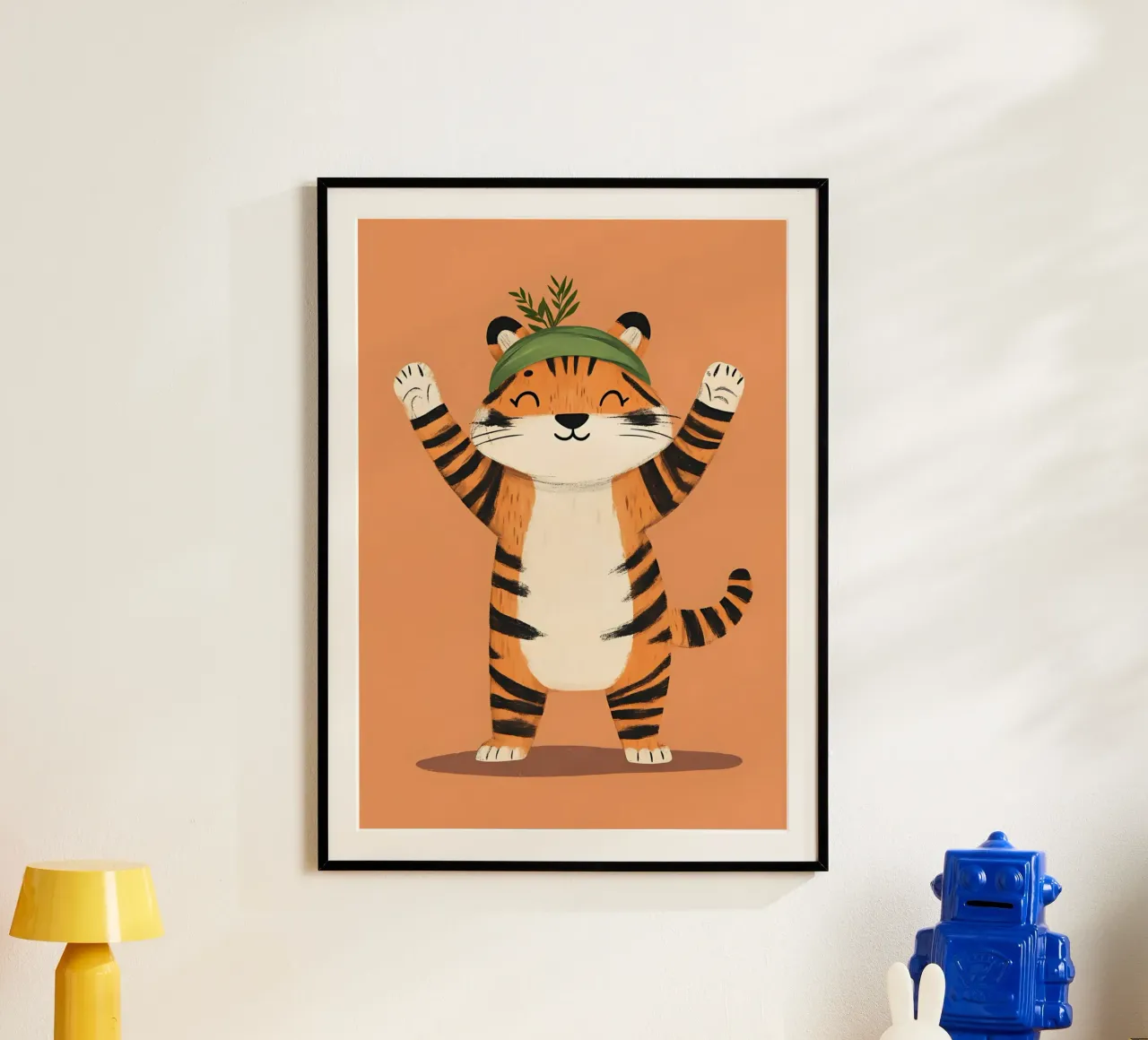 Tigre felice con cappello verde Stampa d'arte stravagante poster con telaio in alluminio da vintagepod