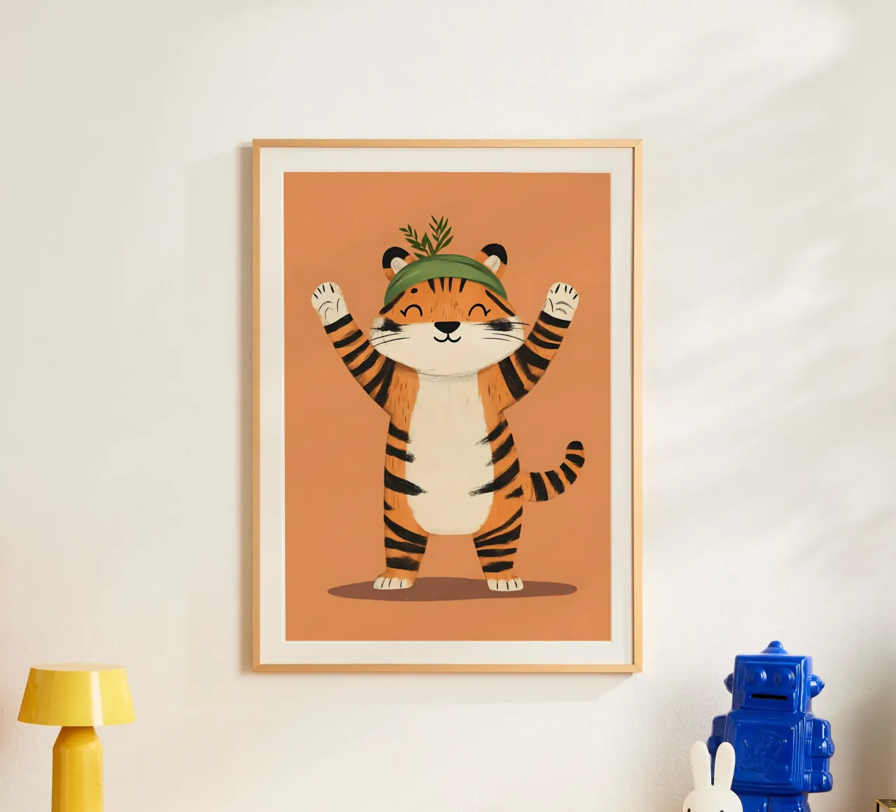 Tigre felice con cappello verde Stampa d'arte stravagante poster con telaio in alluminio da vintagepod
