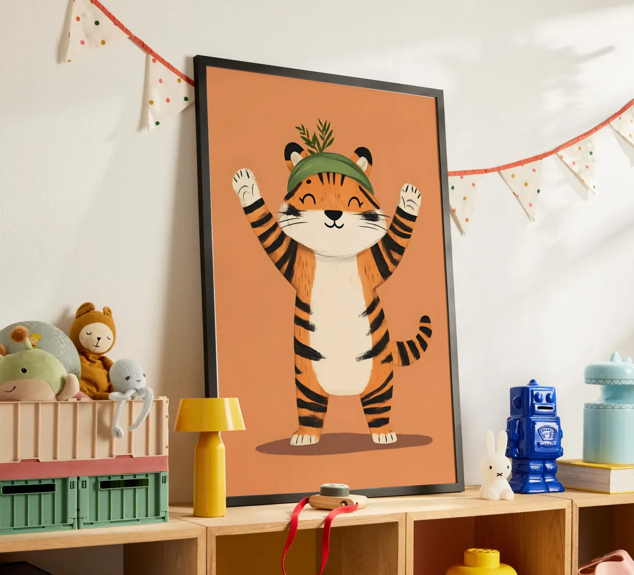 Tigre felice con cappello verde Stampa d'arte stravagante poster con telaio in alluminio da vintagepod