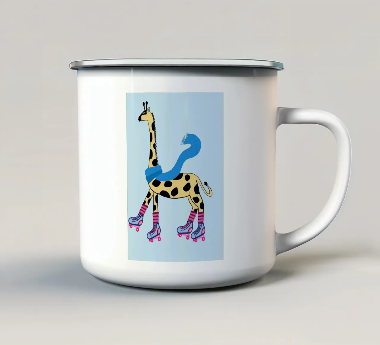 Giraffa pattinatrice con sciarpa e scaldamuscoli tazza in smalto da vintagepod