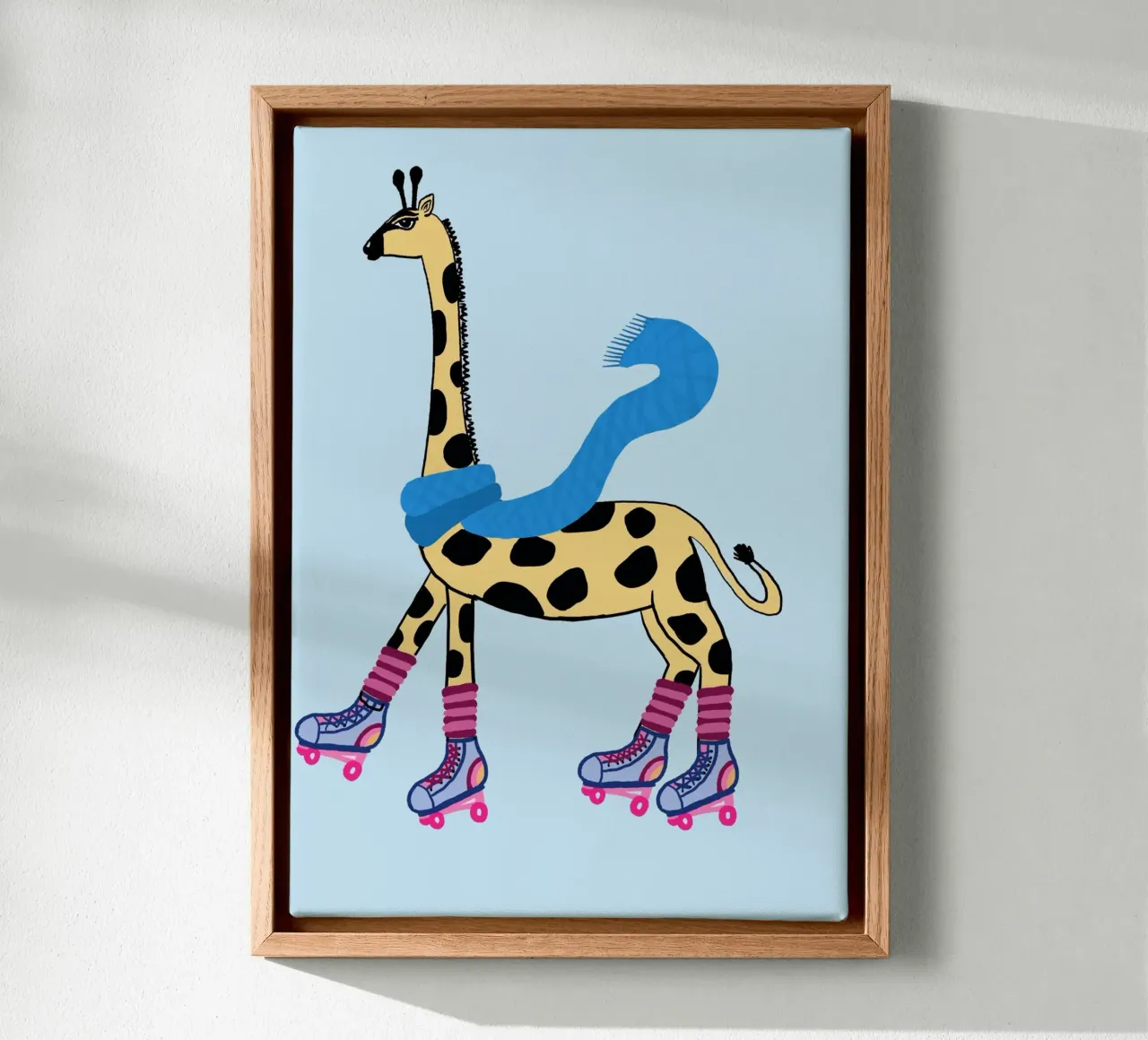 Giraffa pattinatrice con sciarpa e scaldamuscoli tela con Cornice a cassetta da vintagepod