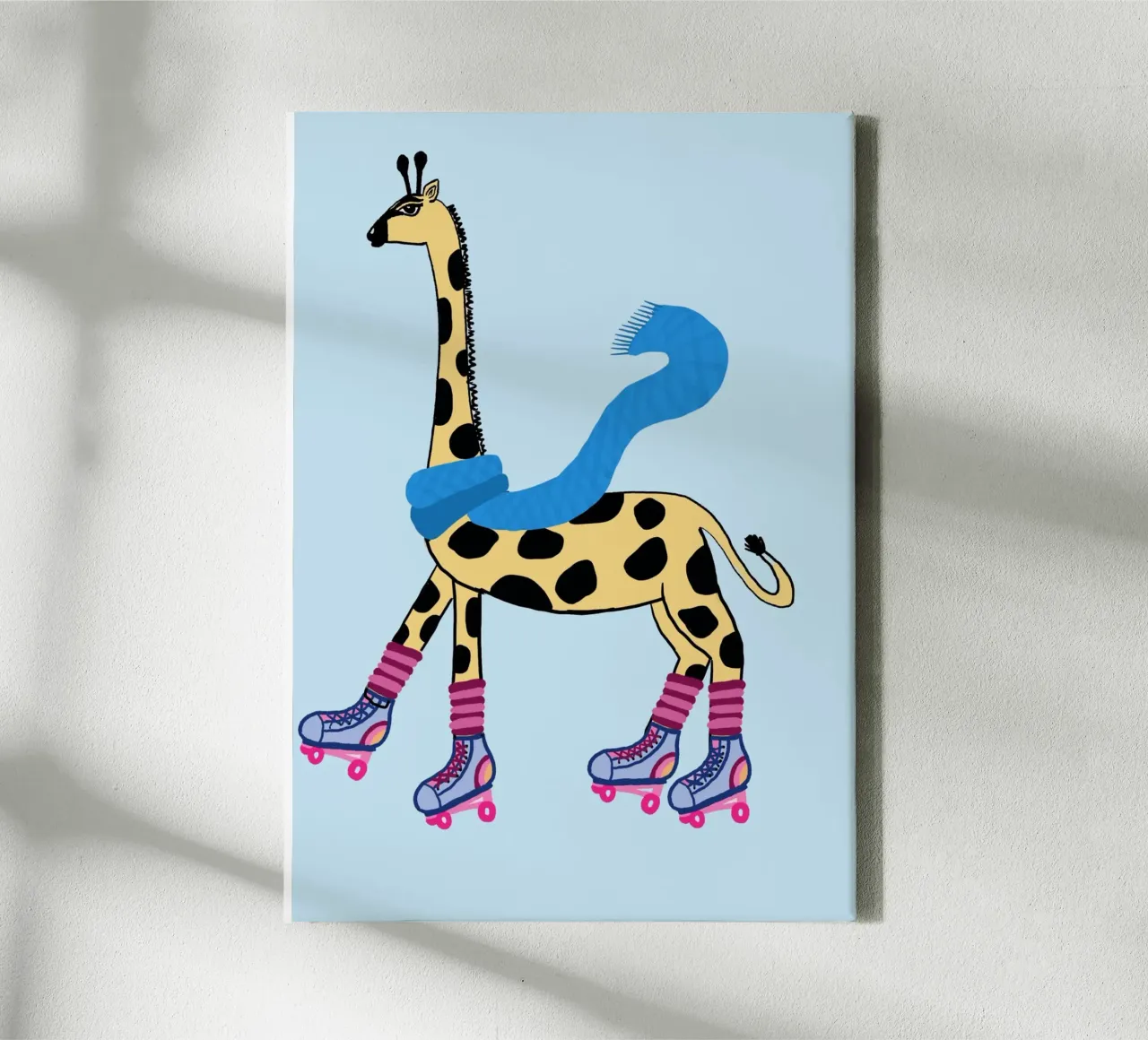 Giraffa pattinatrice con sciarpa e scaldamuscoli tela con Cornice a cassetta da vintagepod