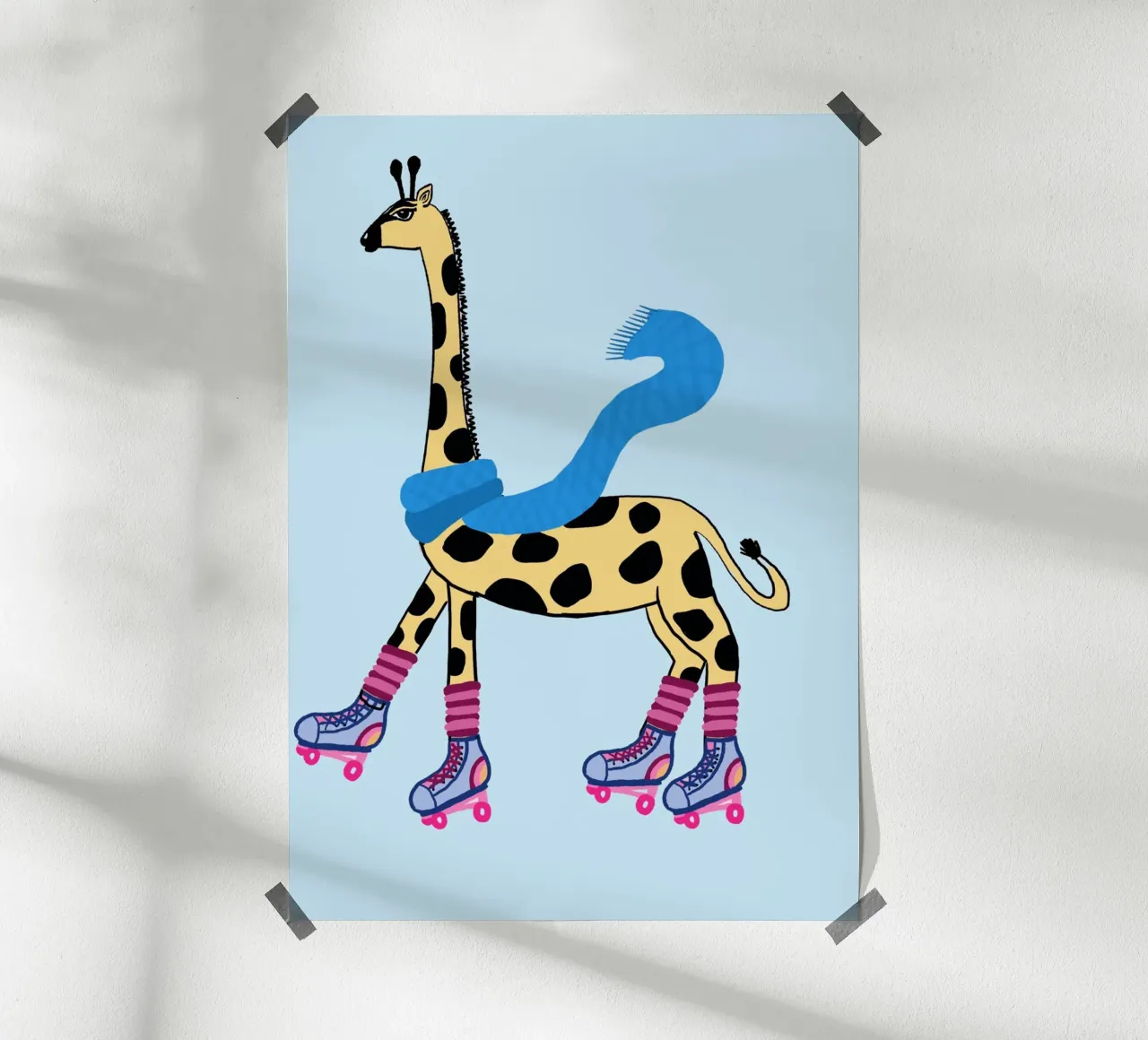 Giraffa pattinatrice con sciarpa e scaldamuscoli poster da vintagepod