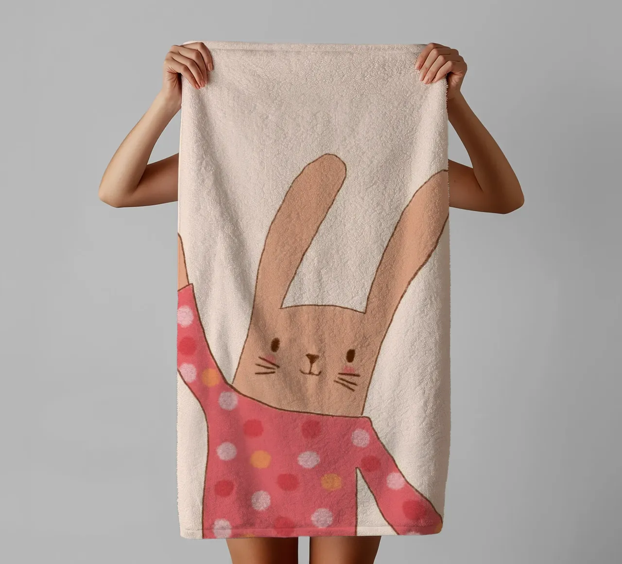 Lapin mignon faisant un signe de la main avec une chemise à pois serviette de bain de vintagepod