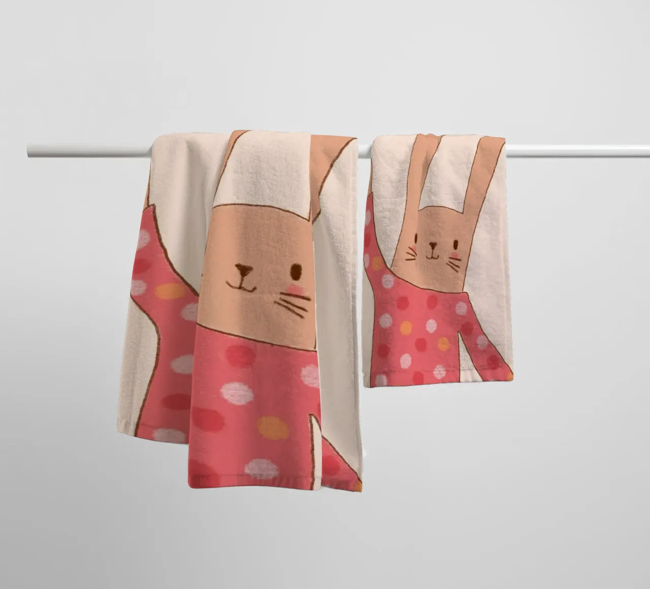 Lapin mignon faisant un signe de la main avec une chemise à pois serviette de bain de vintagepod