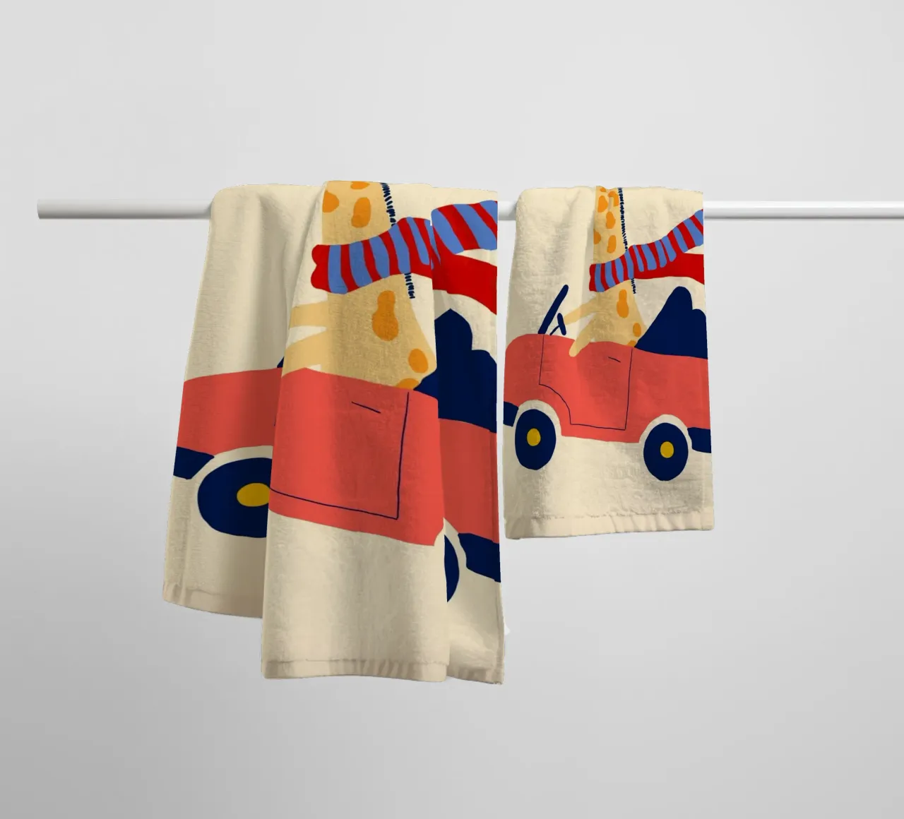 Happy Giraffe in a Red Convertible Art Print (Girafe heureuse dans un cabriolet rouge) serviette de bain de vintagepod