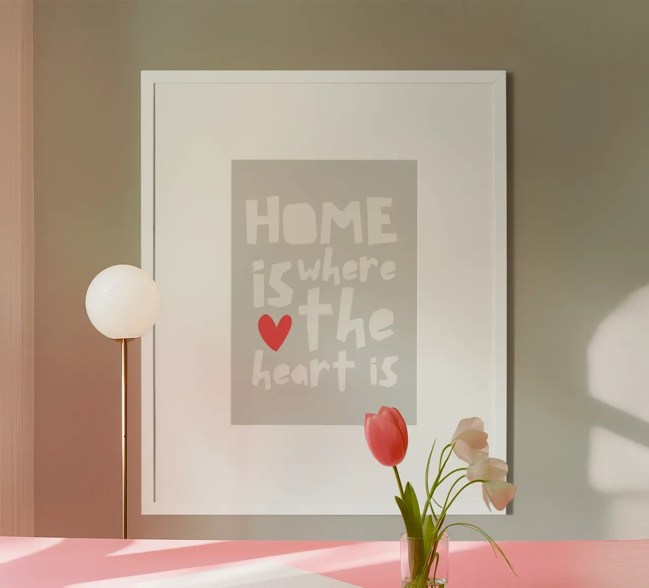La casa è dove c'è il cuore poster con telaio in legno da PurePeachStudio