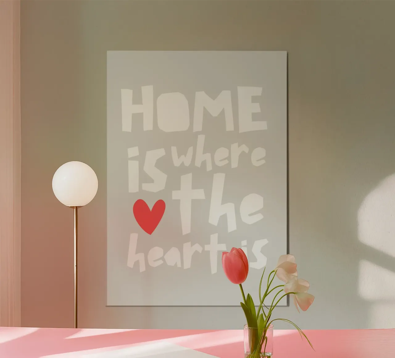 La casa è dove c'è il cuore poster con telaio in legno da PurePeachStudio