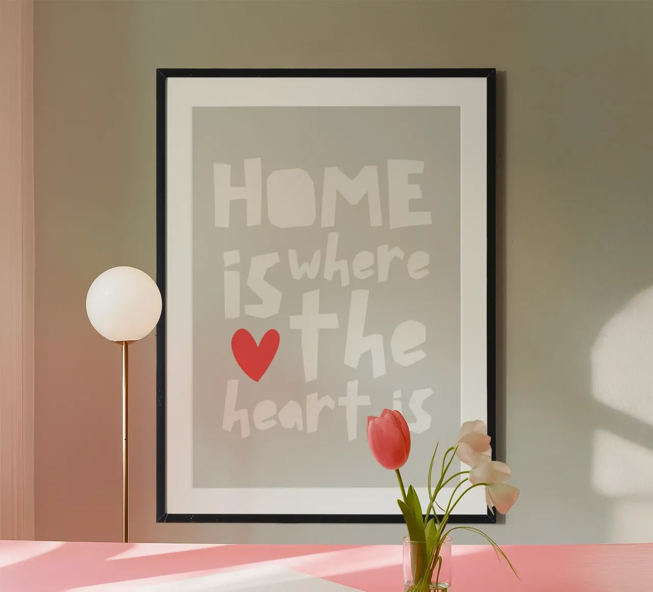 La casa è dove c'è il cuore poster con telaio in legno da PurePeachStudio
