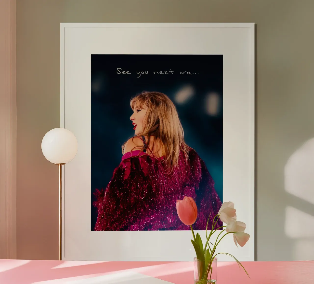 Taylor Swift Poster mit Holzrahmen von Musadad Shop