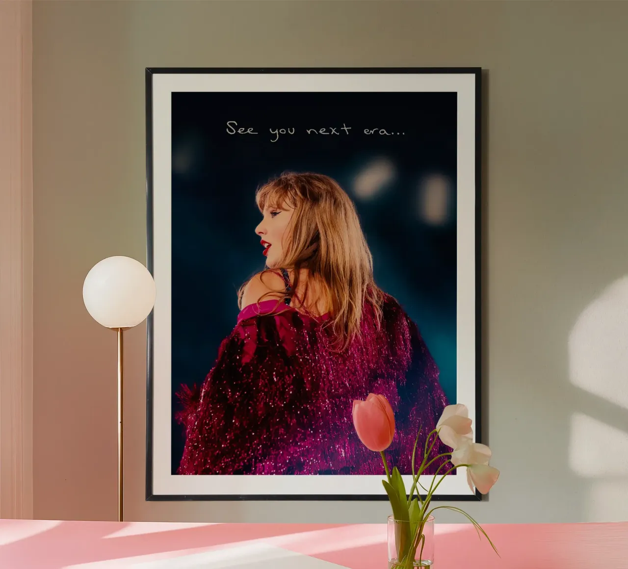 Taylor Swift Poster mit Holzrahmen von Musadad Shop