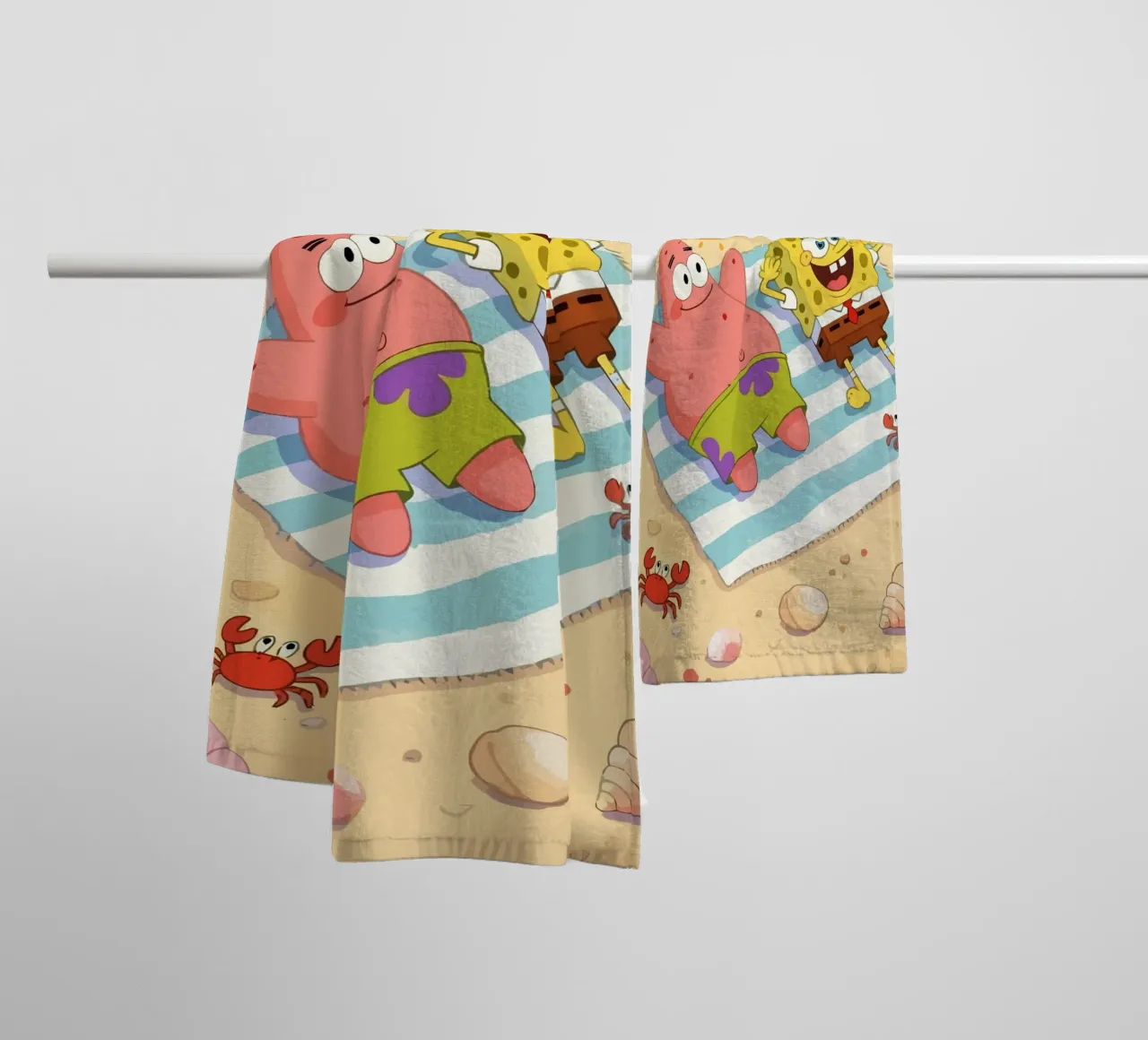 Spongebob and Patrick relaxing on the beach asciugamano da bagno da Dumery Art