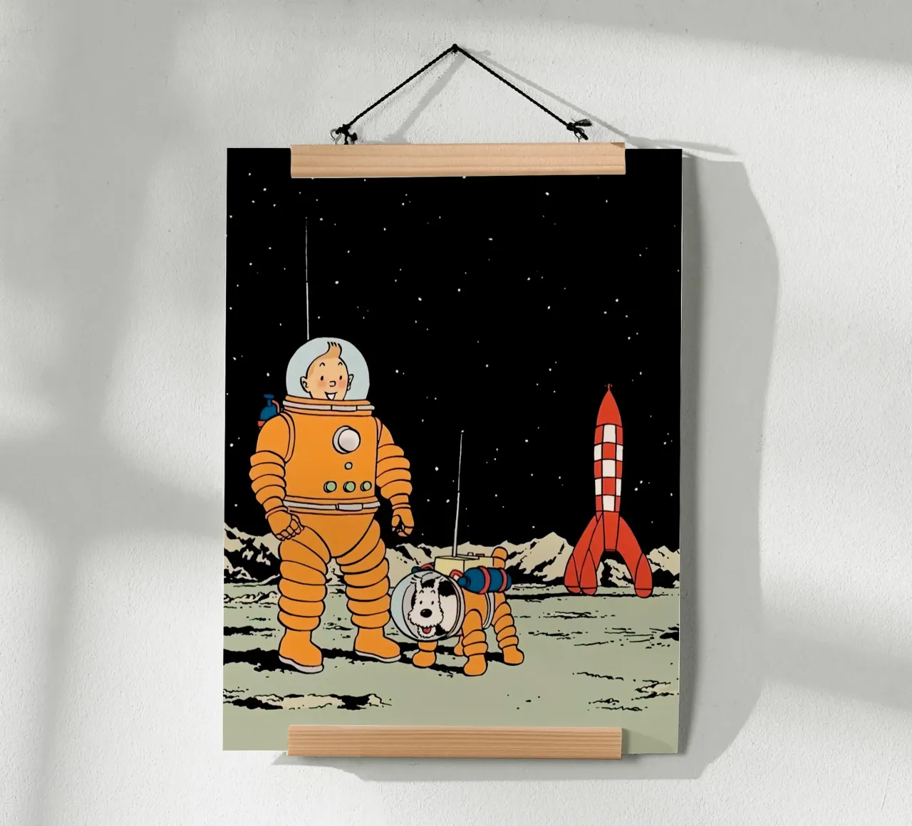 Tin Tin the astronaut and his dog on the moon poster con telaio in alluminio da Dumery Art